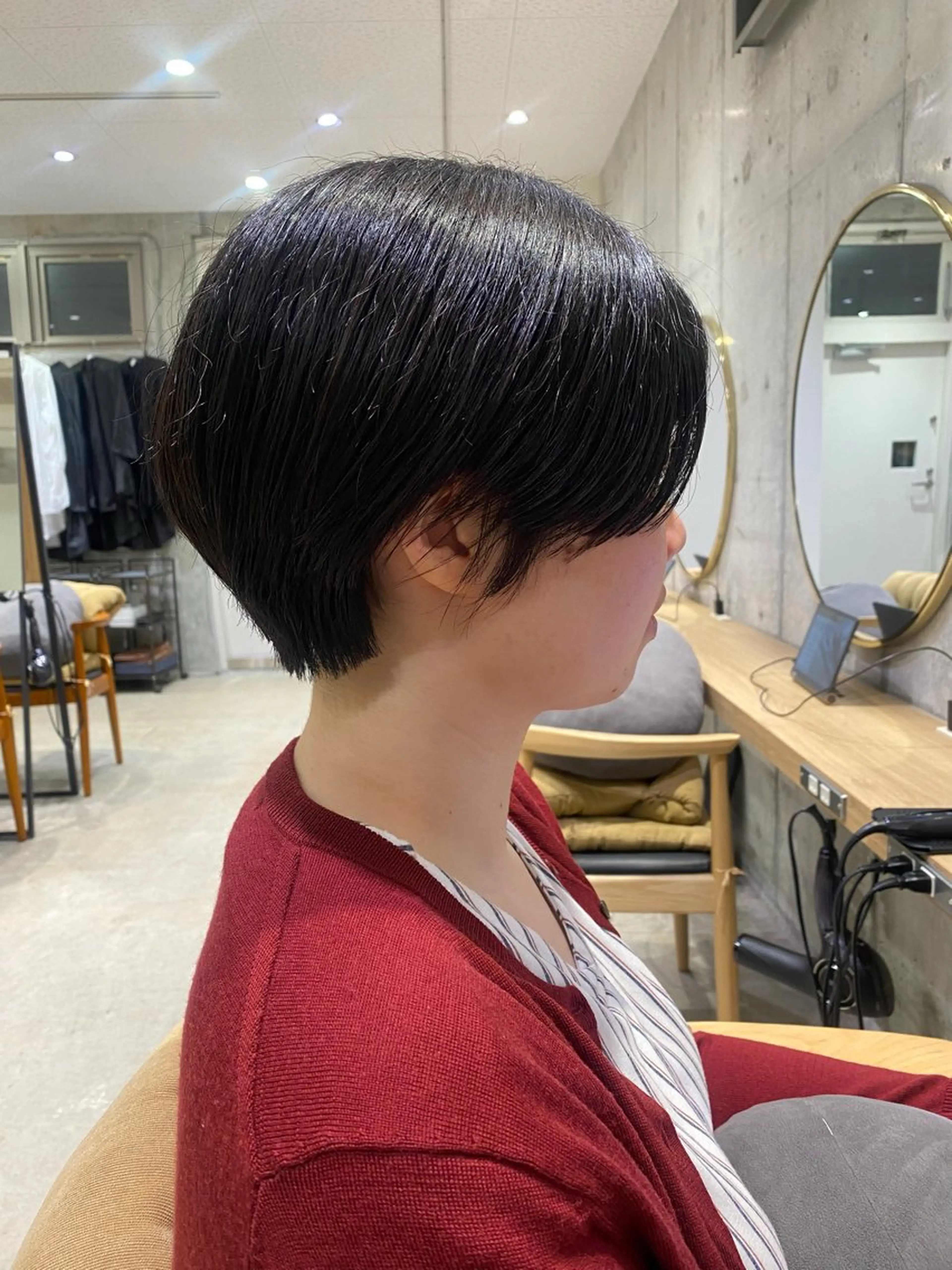 ショート fumi🪞血色感 アップ艶カラーのヘアスタイル
