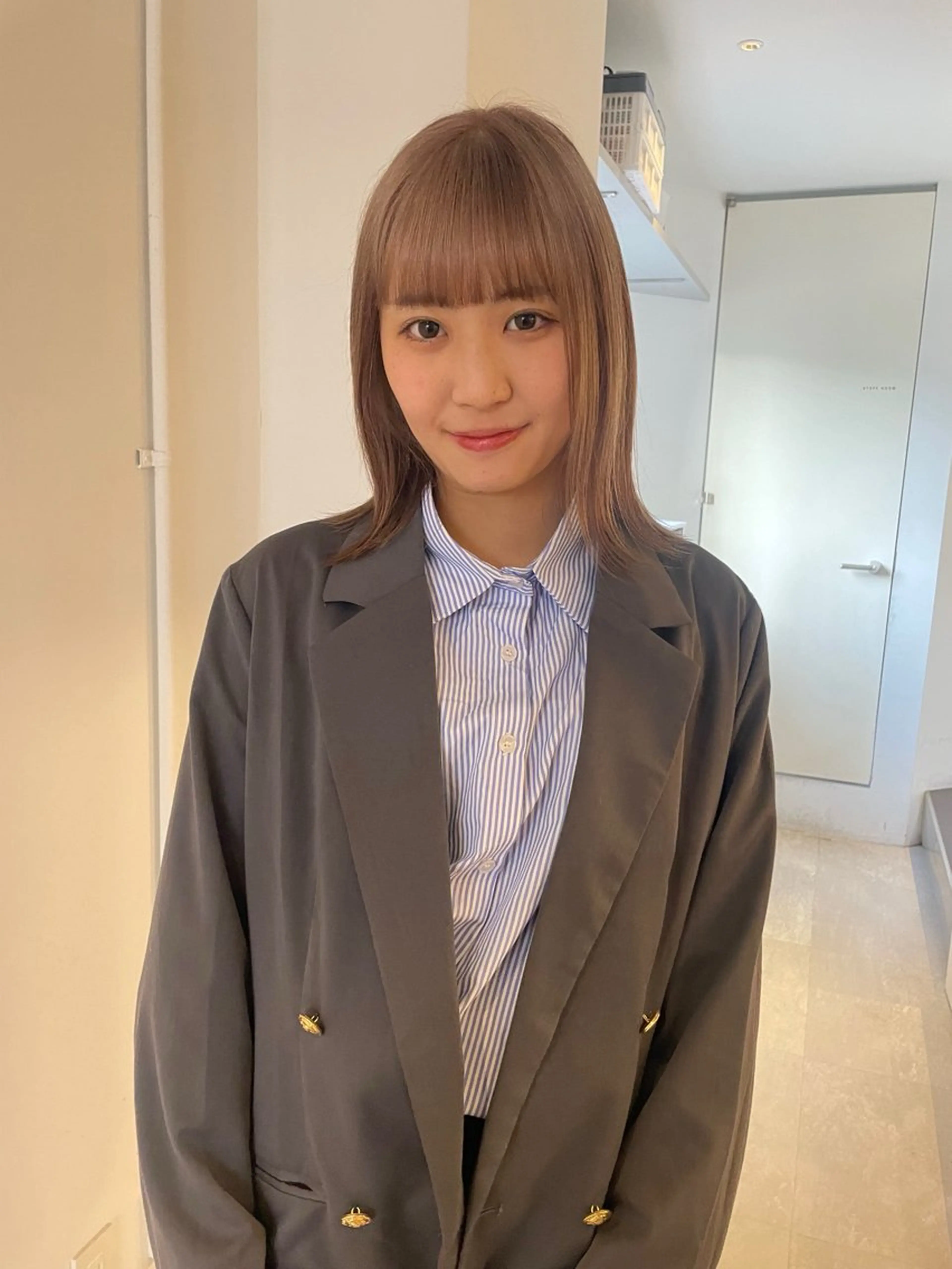 ミディアム カラー ベージュカラー ブリーチ ケアブリーチ ダブルカラー グレージュ ヘアカラー トリートメント MIU/ルーツカラー ボブ/顔周りレイヤーのヘアスタイル