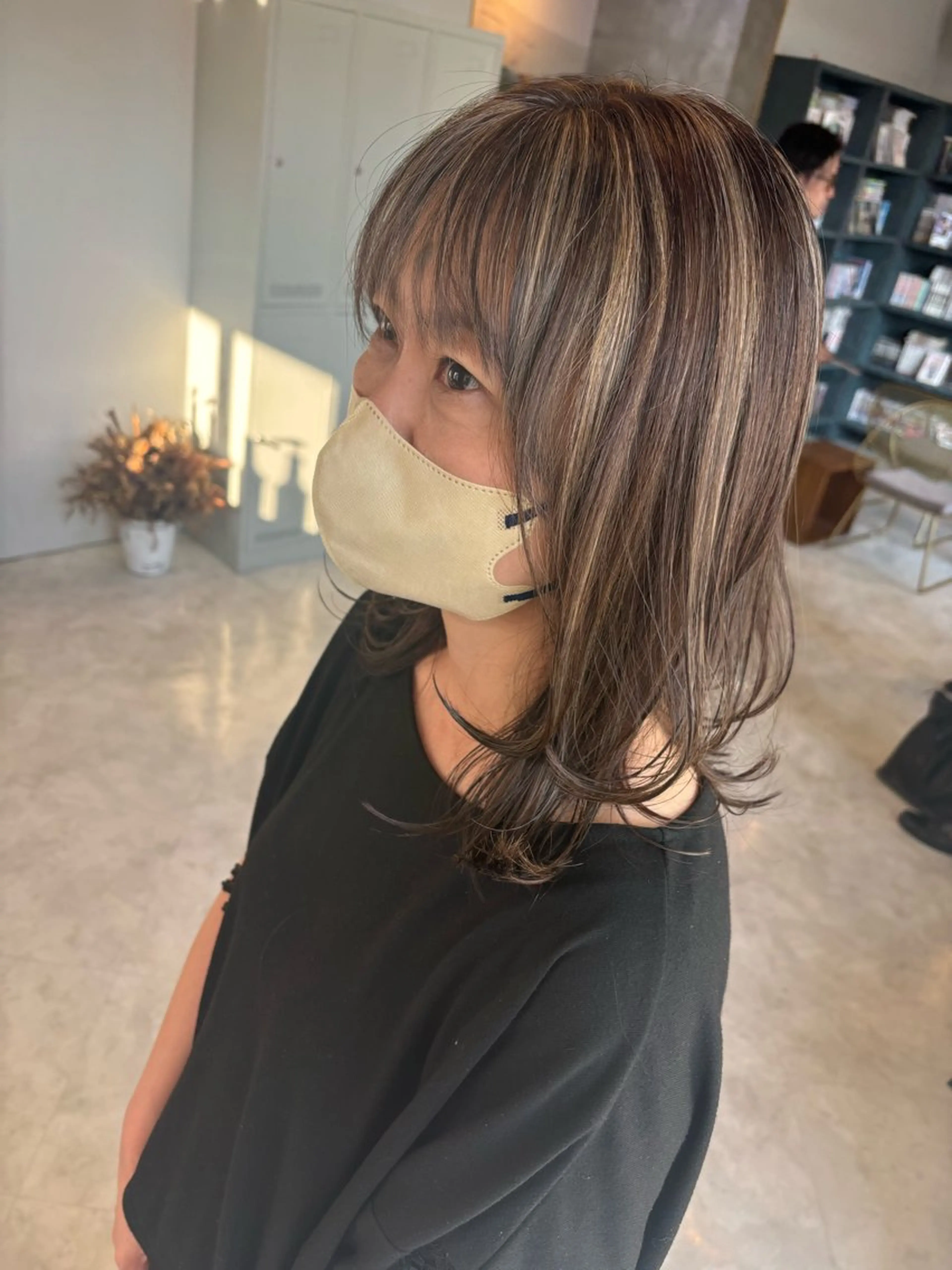 セミロング カラー YOMU SUZUのヘアスタイル