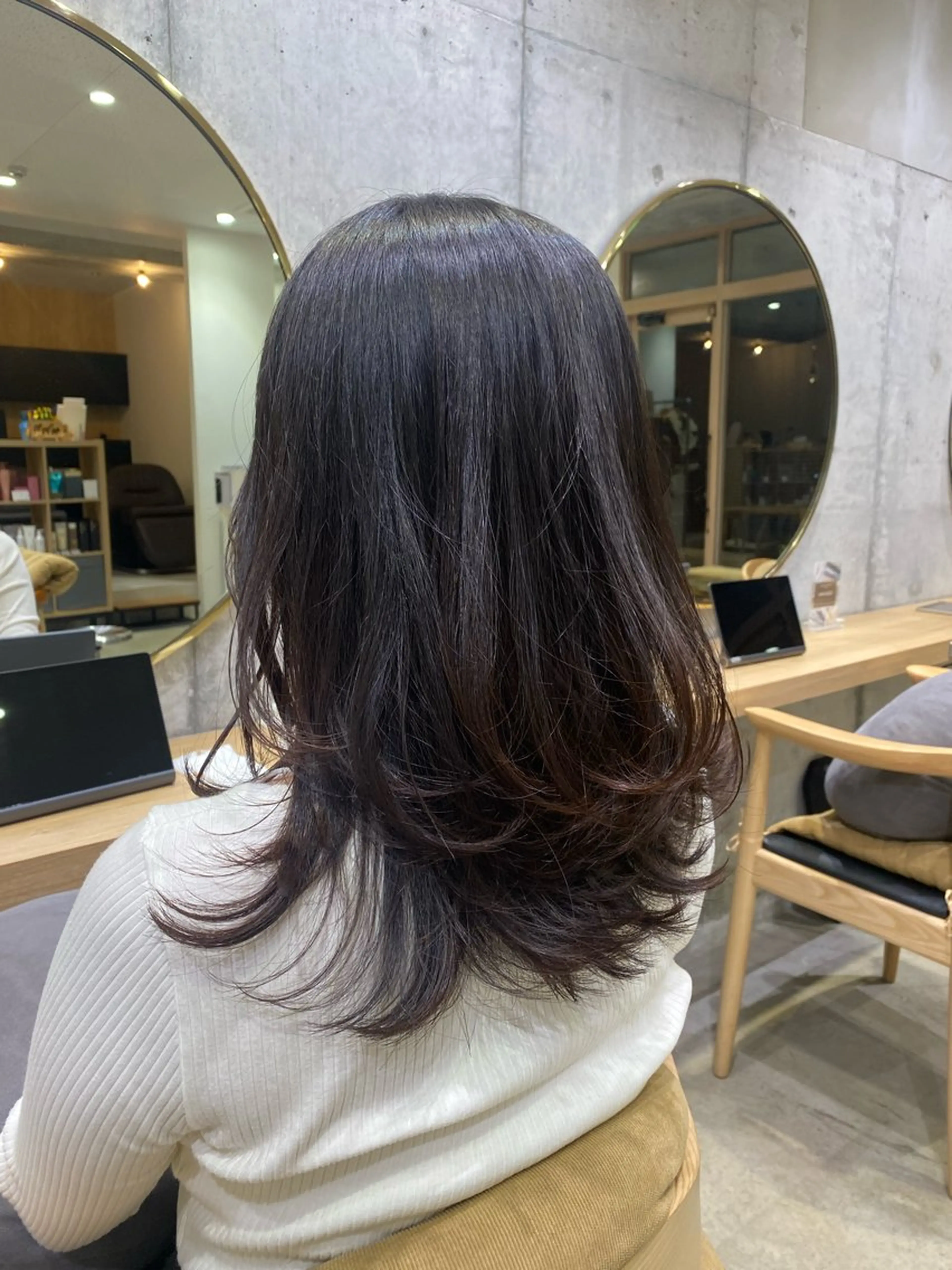 セミロング レイヤーカット fumi🪞血色感 アップ艶カラーのヘアスタイル
