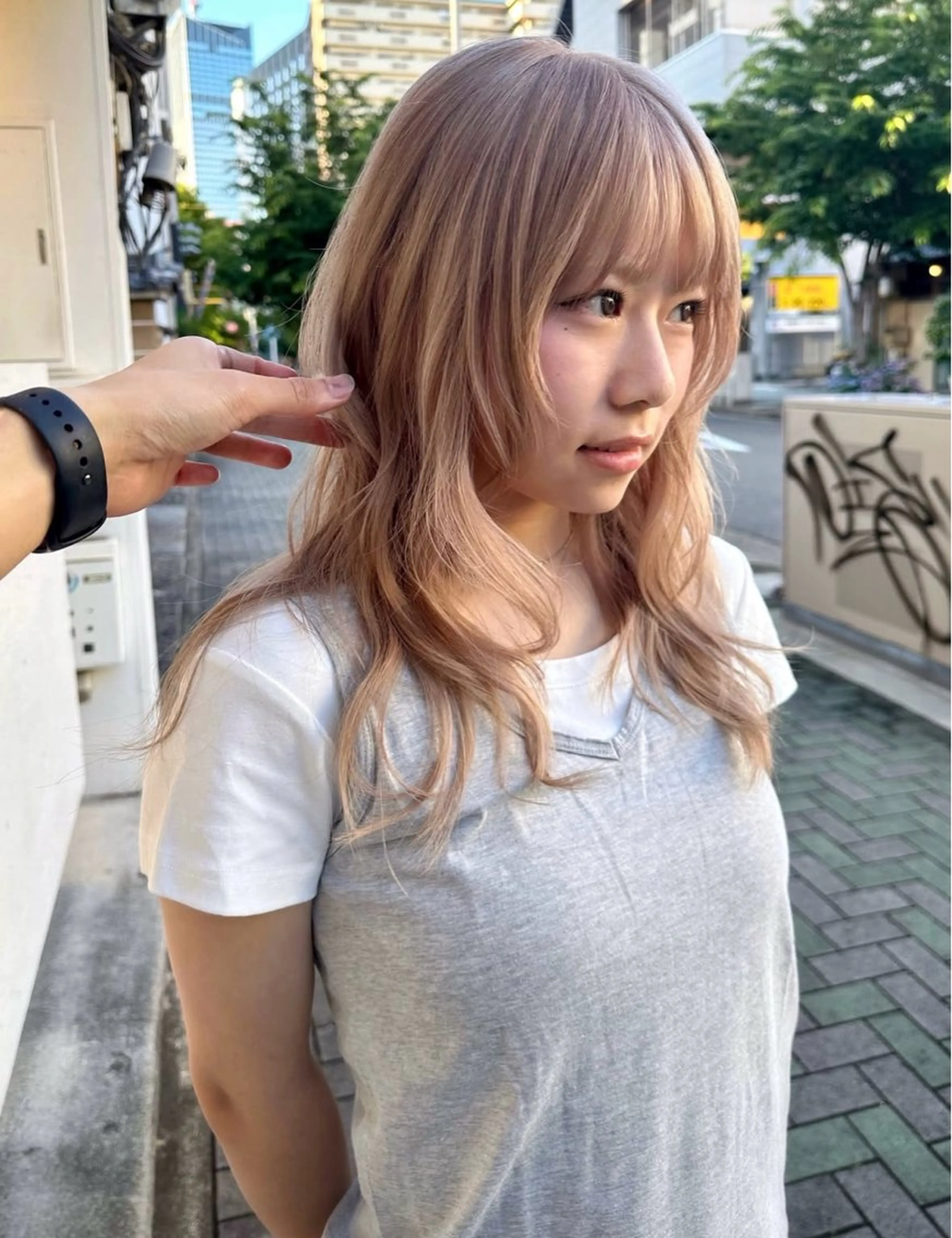 セミロング カラー ベージュカラー ハイトーンカラー ミルクティーベージュ ホワイトベージュ ハイレイヤー カット ヘアカラー 榛地 渉馬のヘアスタイル