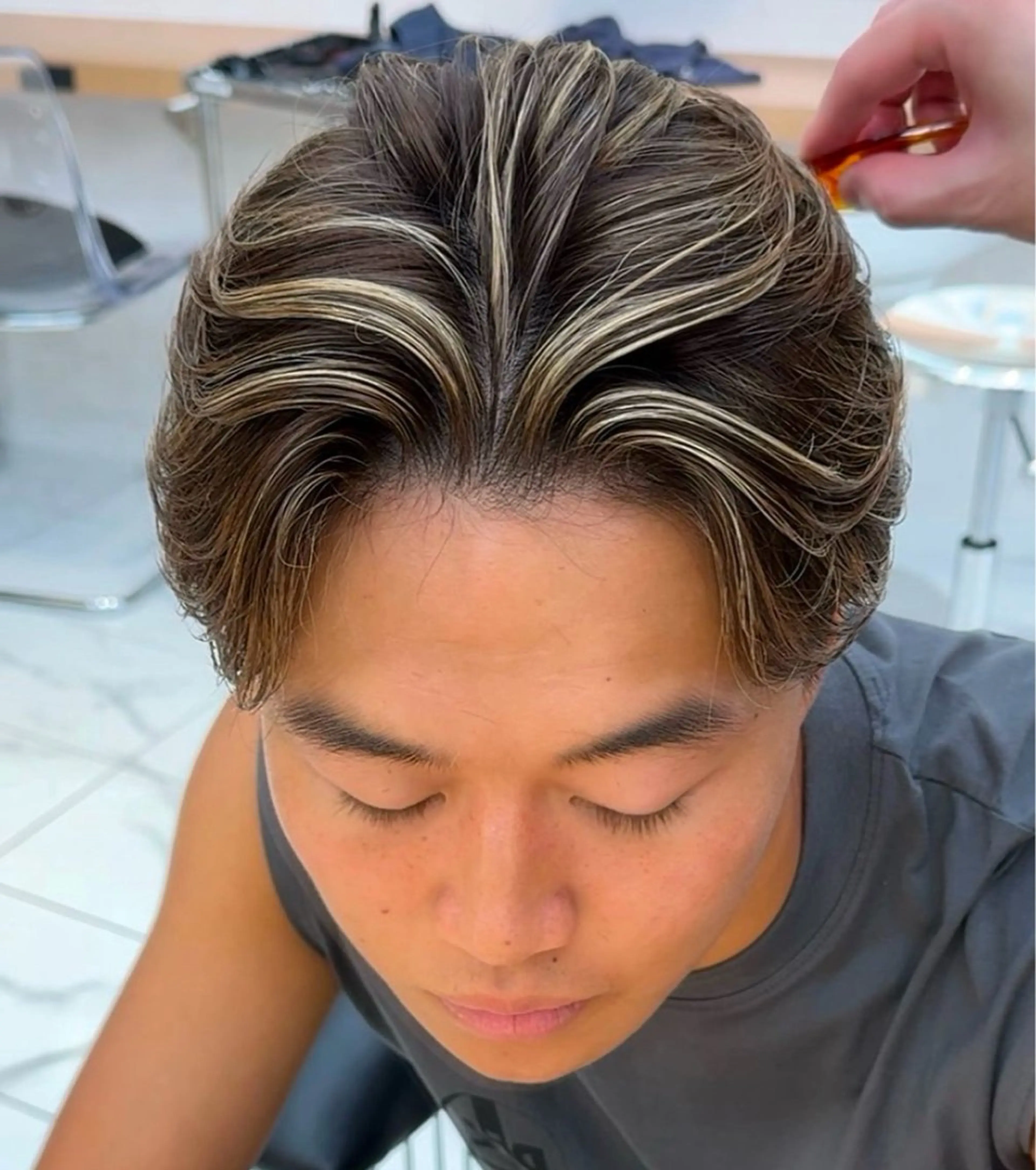 カラー メンズ センターパート メンズハイライト メンズメッシュ 黒髪 ハイライトカラー カット ヘアカラー 大人メッシュ/ ハイライト/ぽんのヘアスタイル