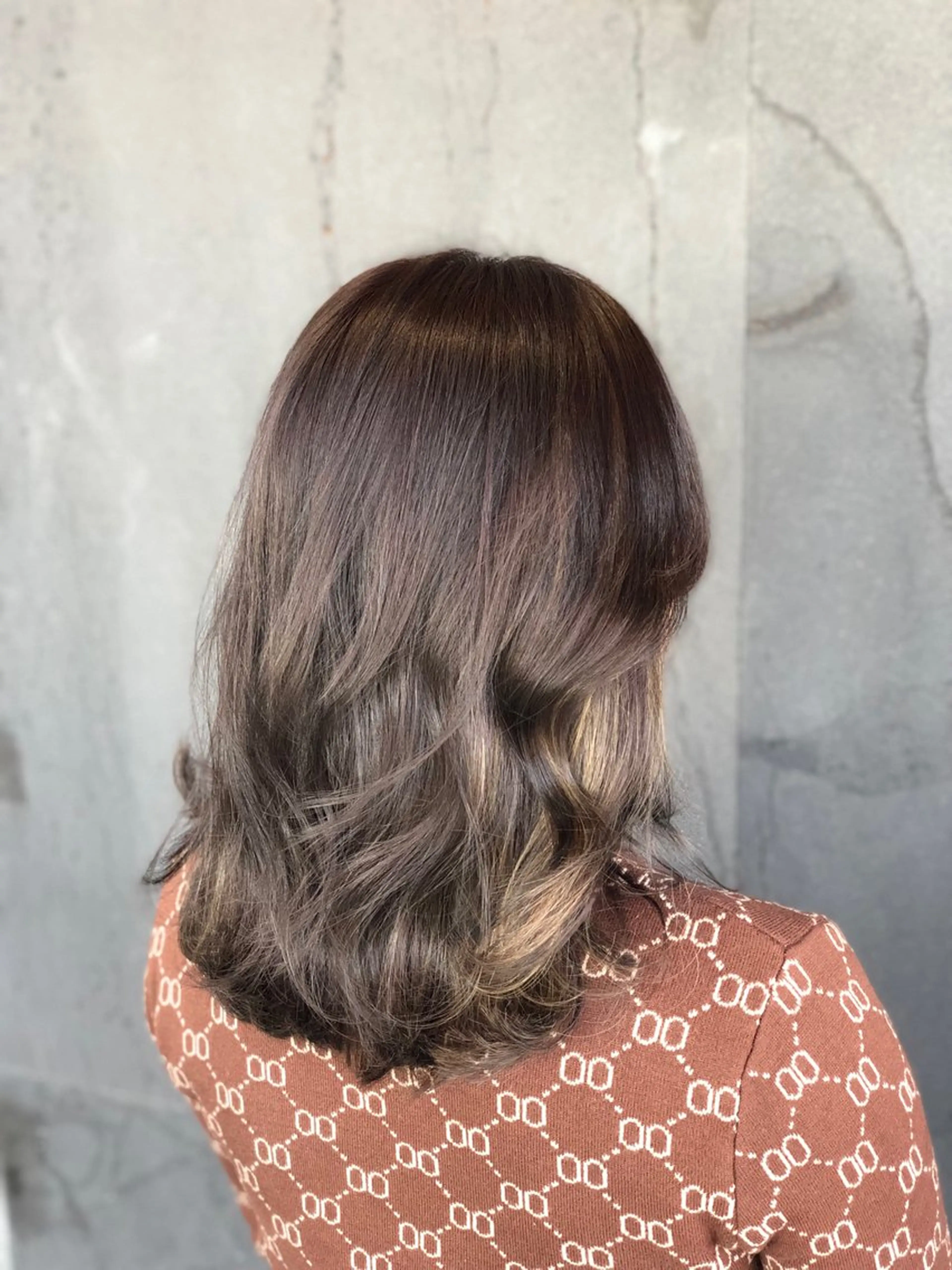 セミロング カラー ベージュカラー ブリーチ グレージュ FENICE onthe beach所属・永井大樹✨ 透明感カラー✨のヘアスタイル