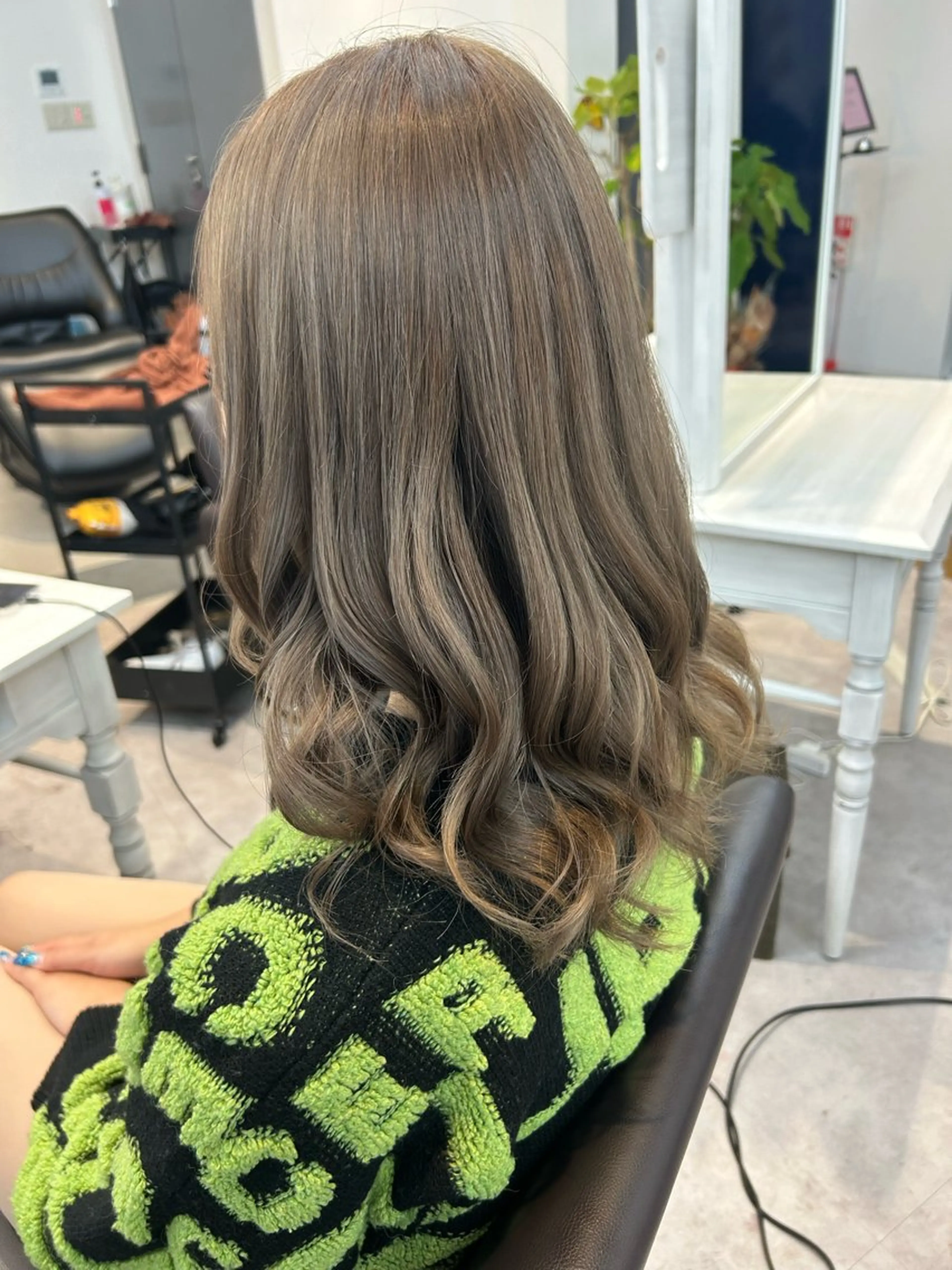 ミディアム カラー シールエクステ バレイヤージュ ブリーチ ハイライトカラー ハイトーンカラー ヘアカラー トリートメント ヘアセット alpha. カラーエクステ下妻のヘアスタイル