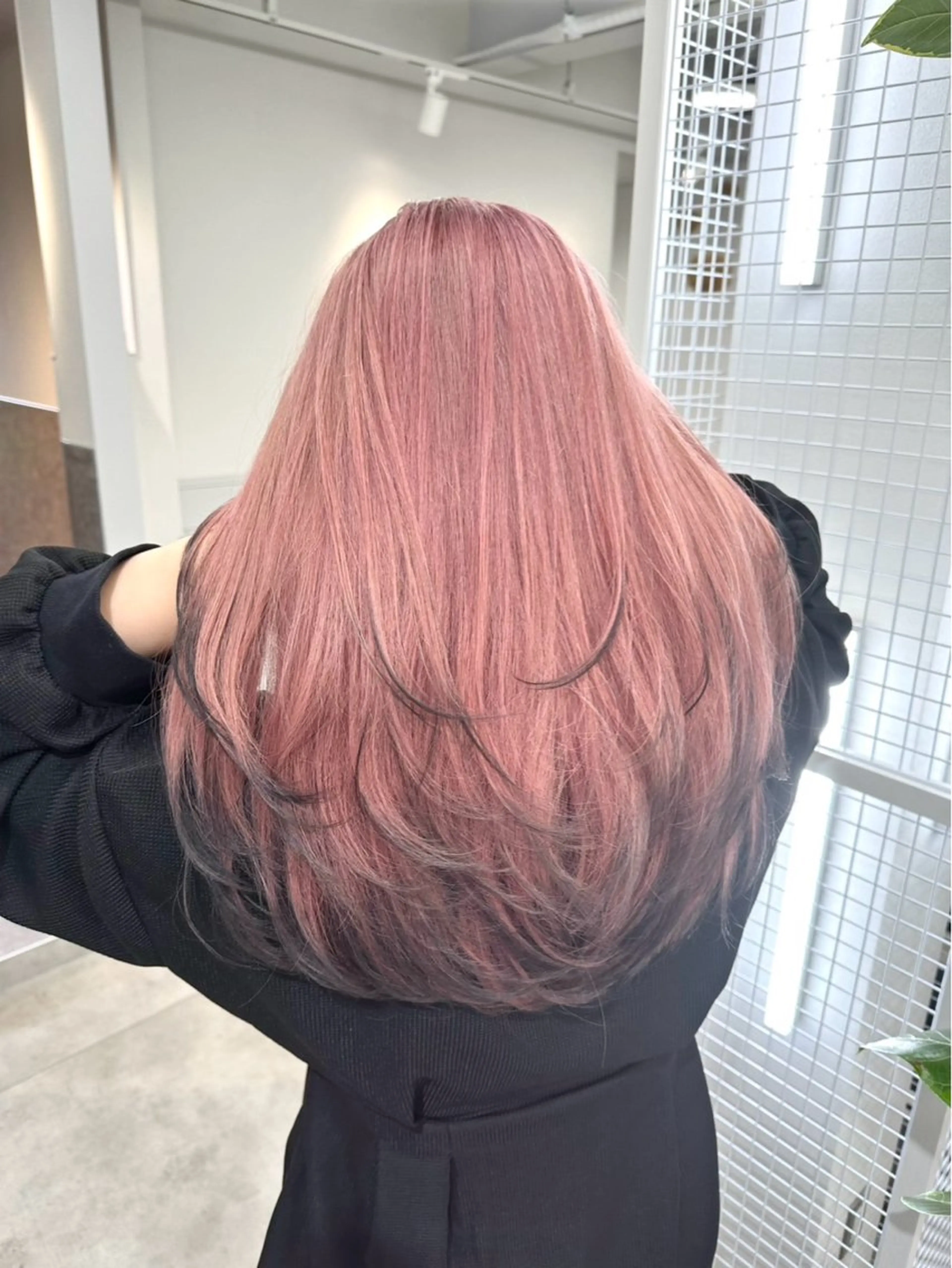 ロング カラー ヘアカラー ダメージレスブリーチ デザイン．咲良のヘアスタイル