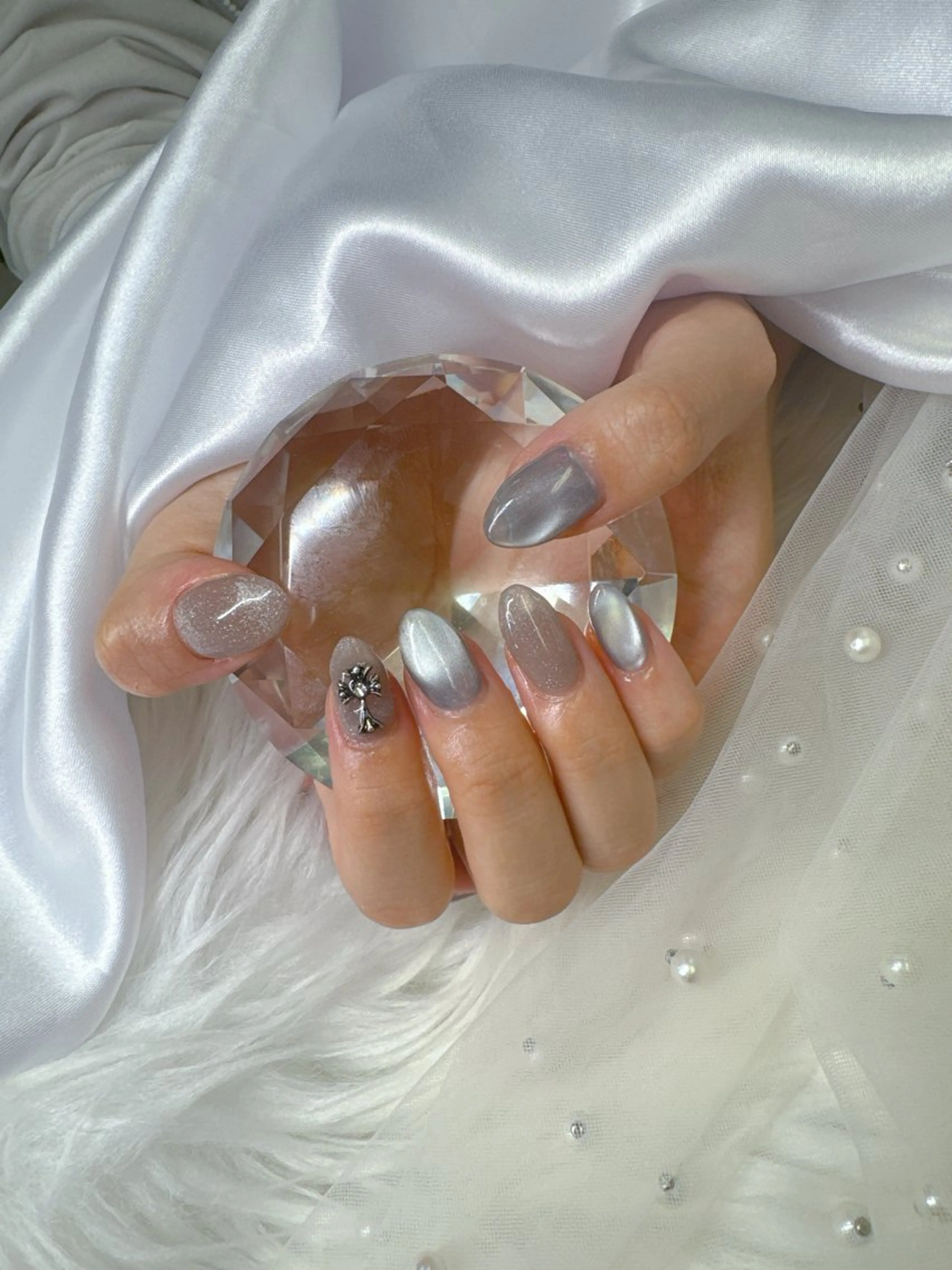 ネイル ボルドー チークネイル ドット 長さ出し フレンチネイル ハンドネイル クイーンズネイル銀座所属・Queeens nailのネイルデザイン