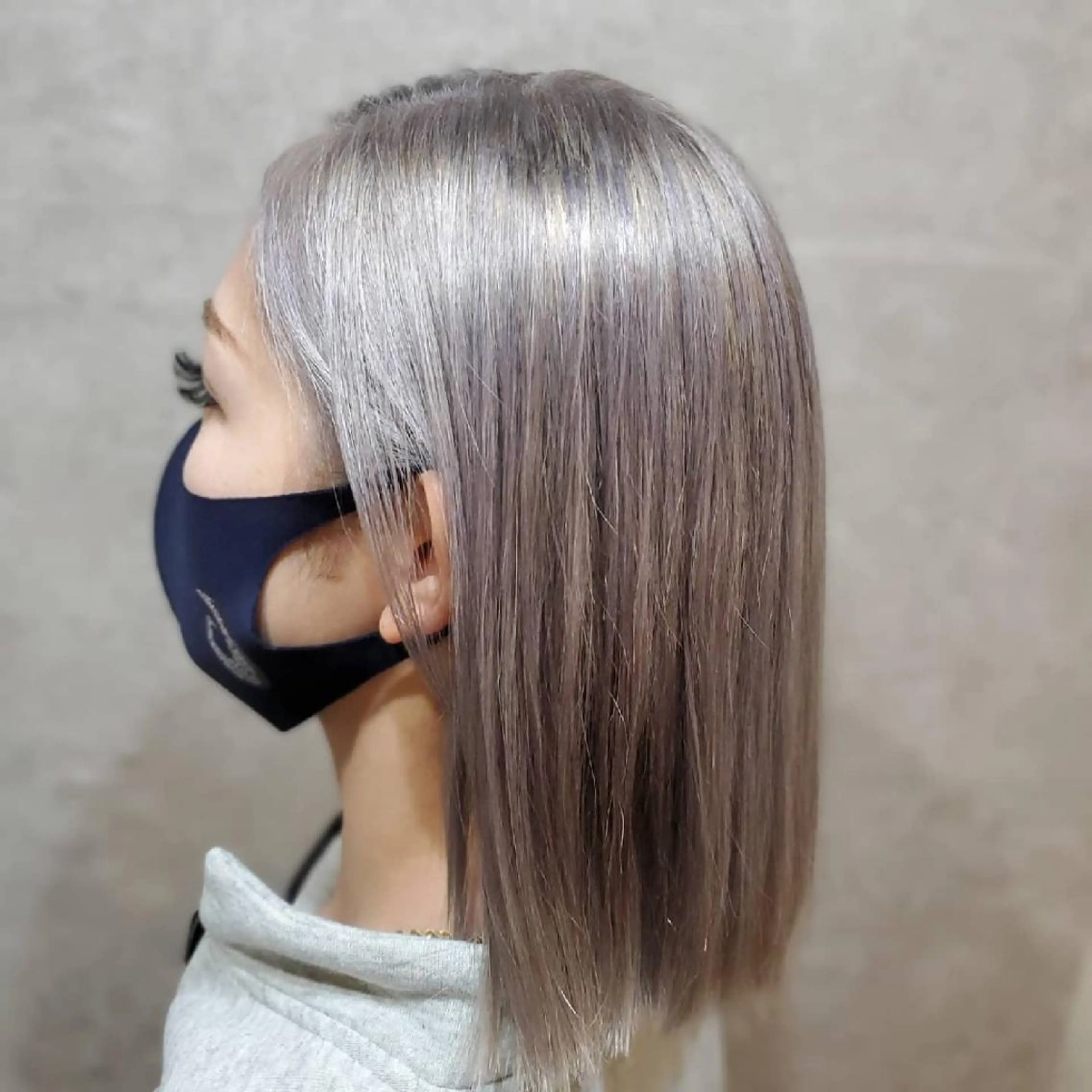 ミディアム カラー ブリーチ シルバー 堀 凌紀のヘアスタイル