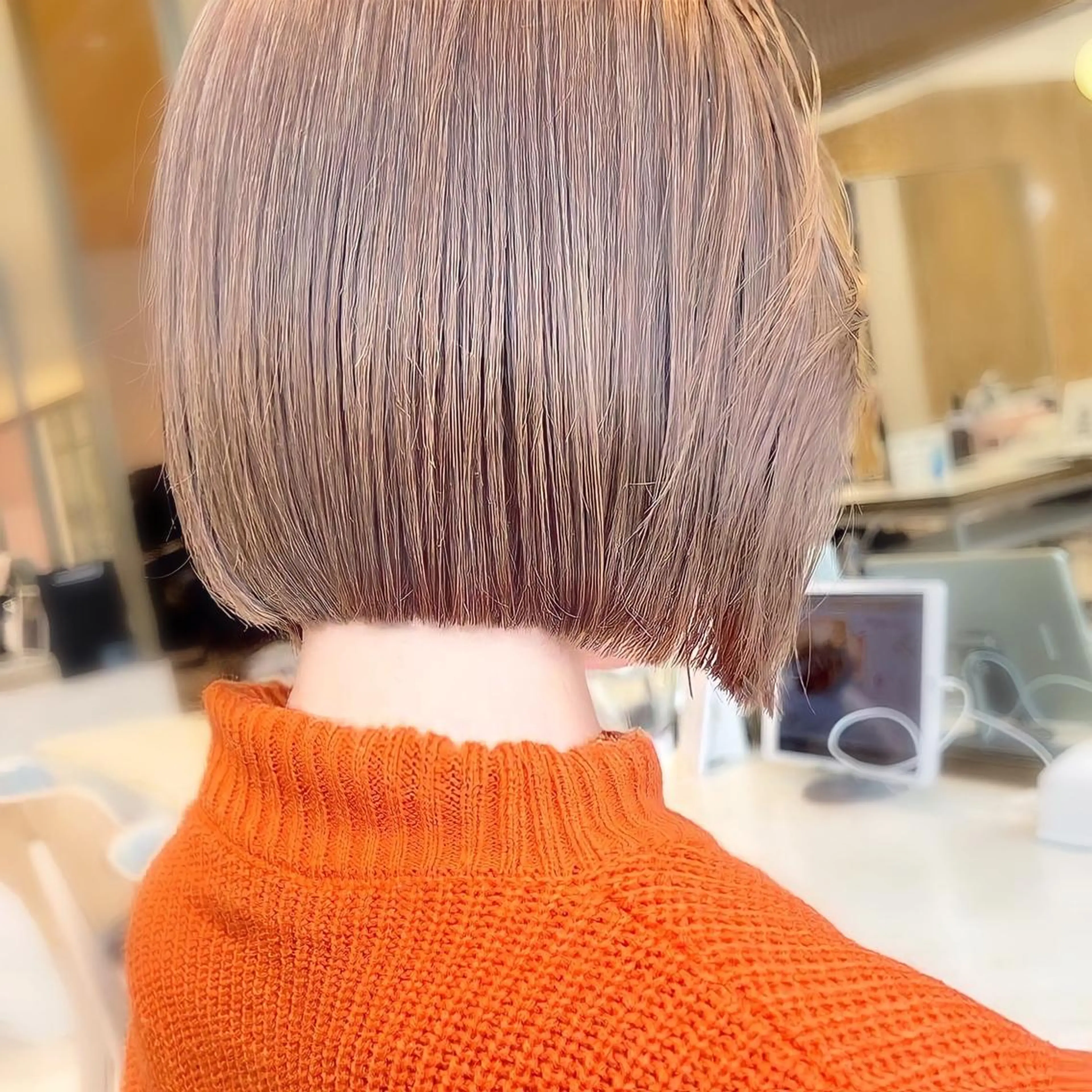 ショート カラー 切りっぱなしボブ 前下がりボブ ベージュカラー ブリーチ グレージュ カット ヘアカラー トリートメント ニュアンスレイヤー ハイトーンカラーのヘアスタイル