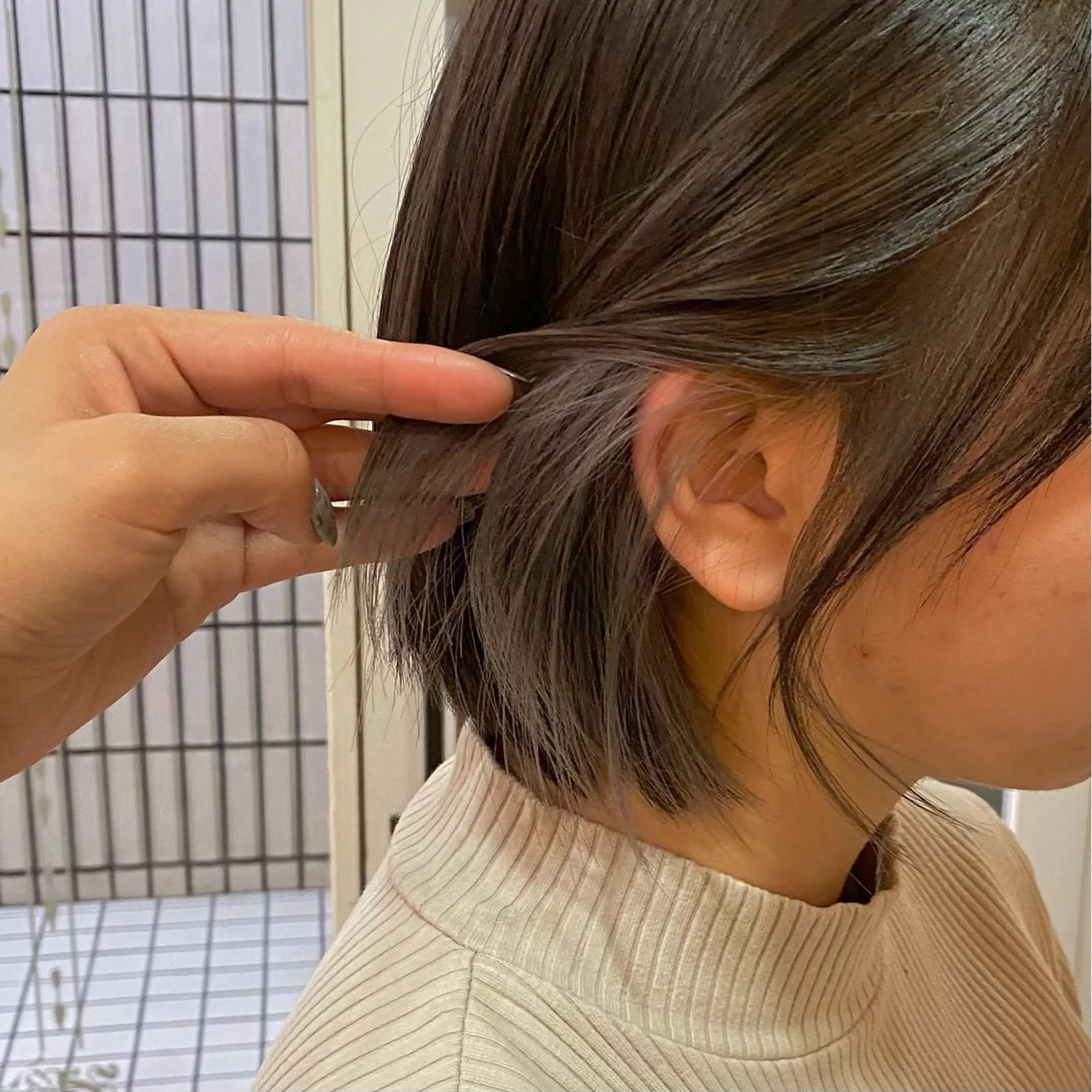 ミディアム カラー イヤリングカラー シルバー ヘアカラー トリートメント 🍀ブリーチ/艶カラ ー🍀 コイケのヘアスタイル