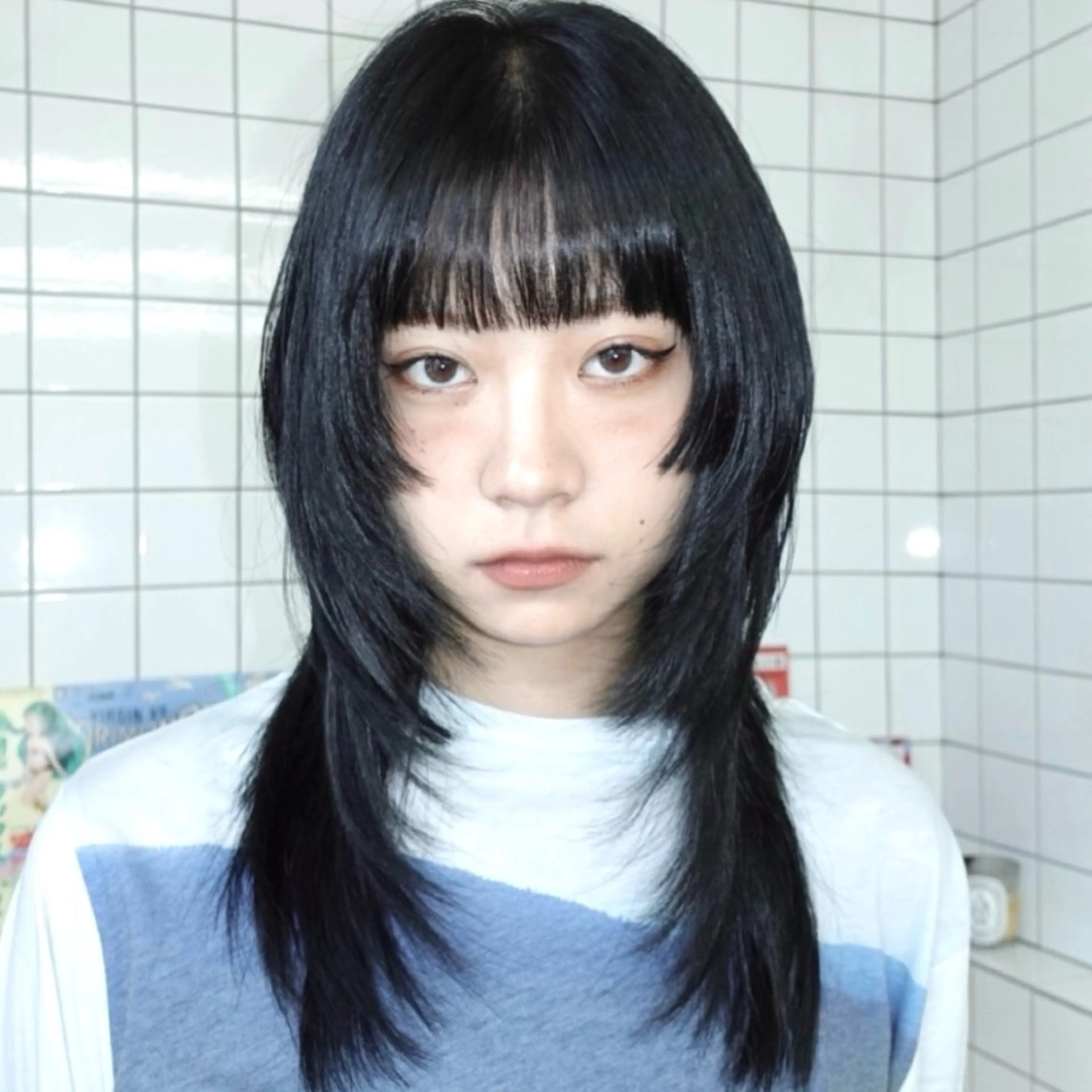 ミディアム カラー 黒髪 ブルーカラー ブルーブラック ハッシュカット レイヤーカット カット トリートメント レイヤーカット ダブルカラーのヘアスタイル
