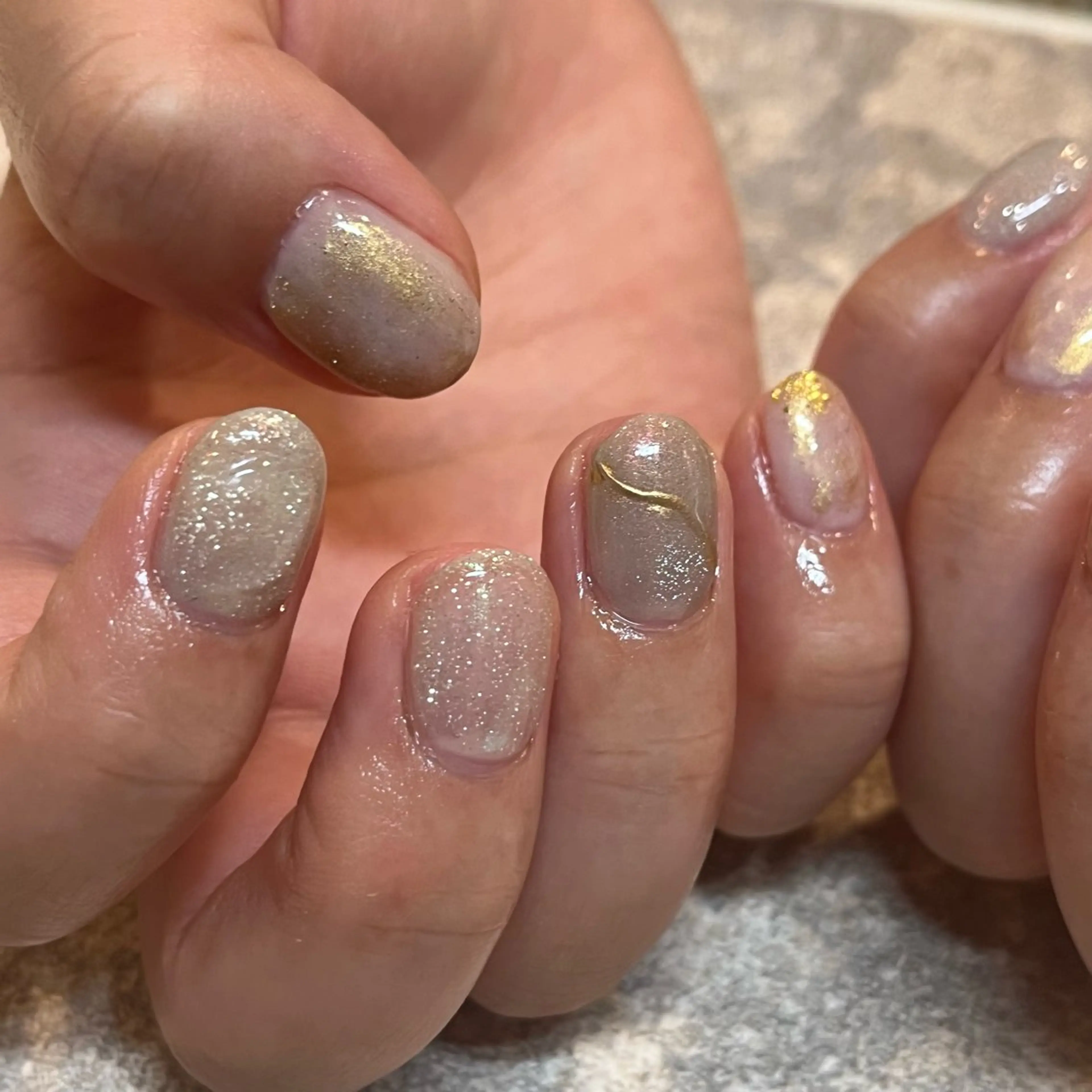 ネイル グリーン ニュアンスネイル オフィスネイル 冬ネイル クリスマス ハンドネイル share salon reir　(ルレイル)所属・rio nailのネイルデザイン