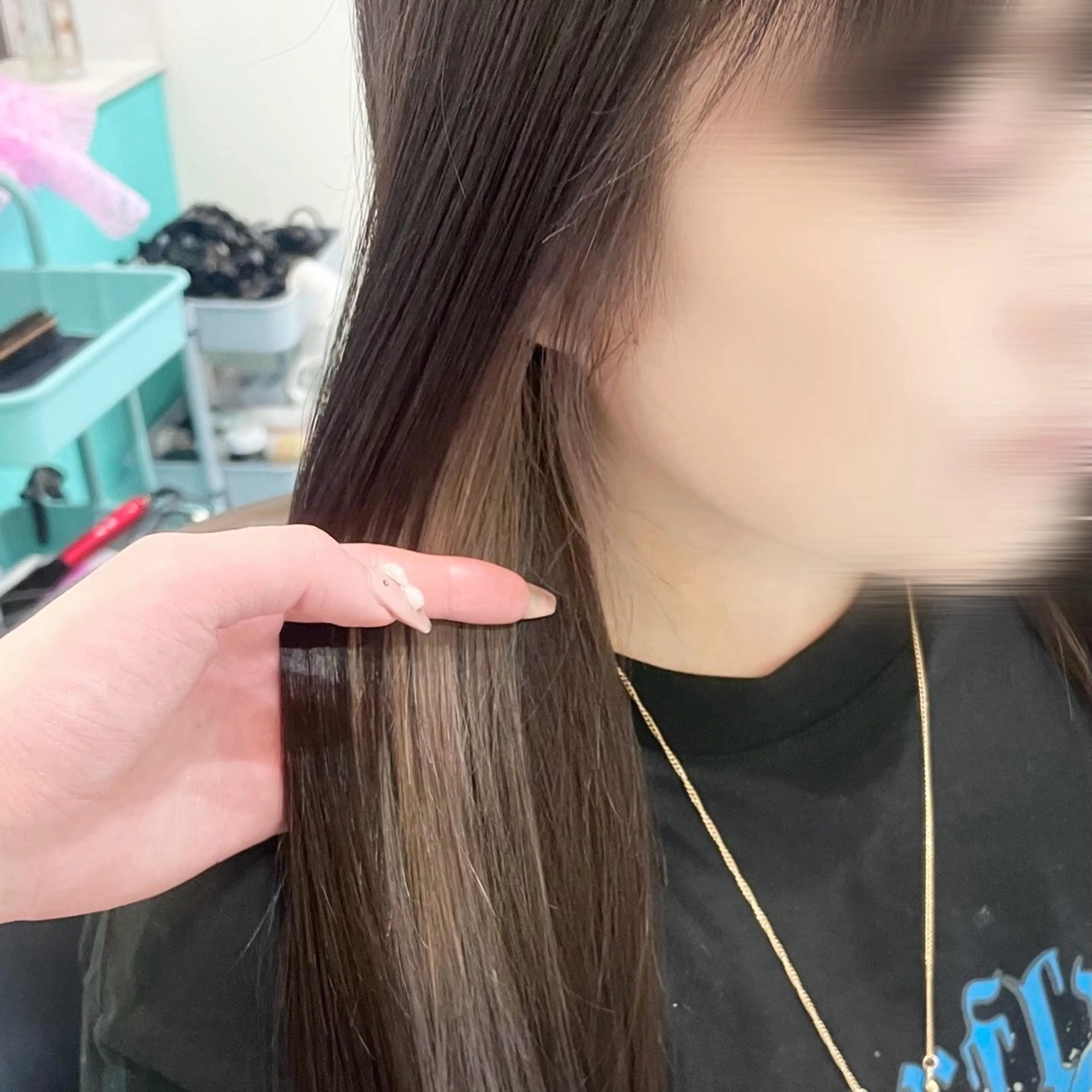 ロング カラー イヤリングカラー グレージュ 艶/透明感 🫧カラーのヘアスタイル