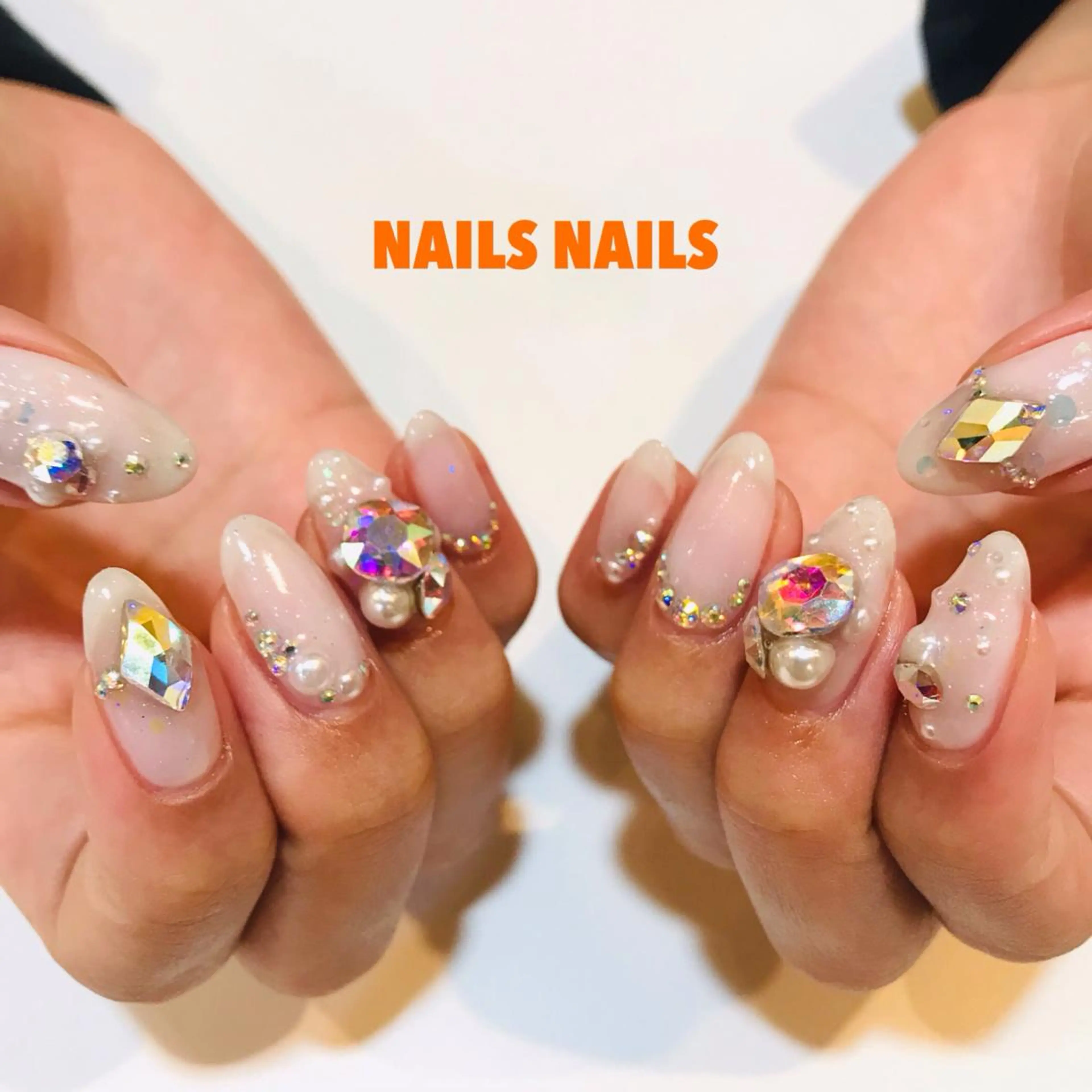 ネイル アートネイル オーロラネイル ジェルネイル ストーンネイル ホワイト ハンドネイル NAILSNAILS ERIKAのネイルデザイン