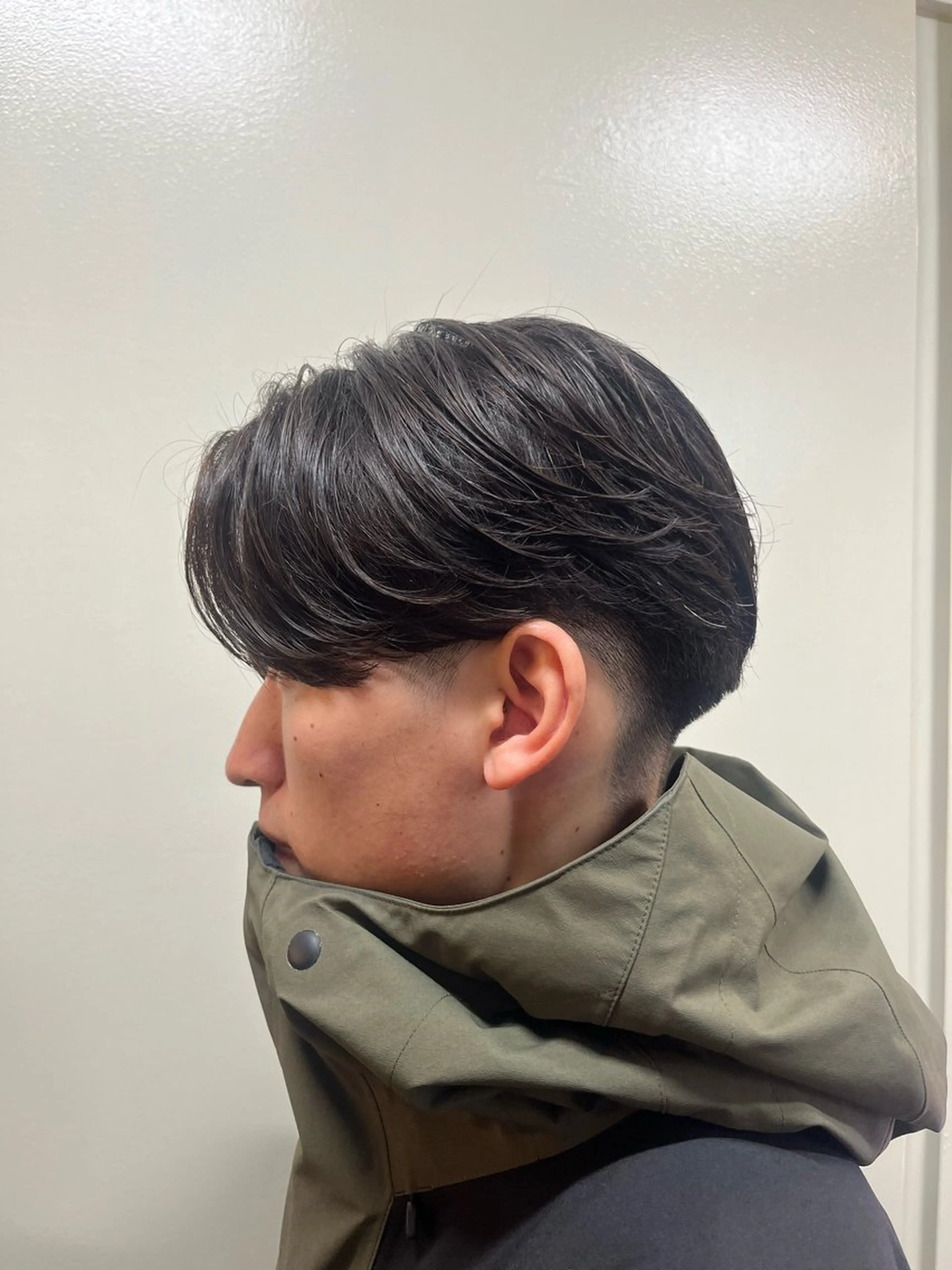 ショート パーマ メンズ センターパート メンズパーマ ショートヘア ニュアンスパーマ カット パーマ カルマ・ニュアンス パーマ　須田龍世のヘアスタイル