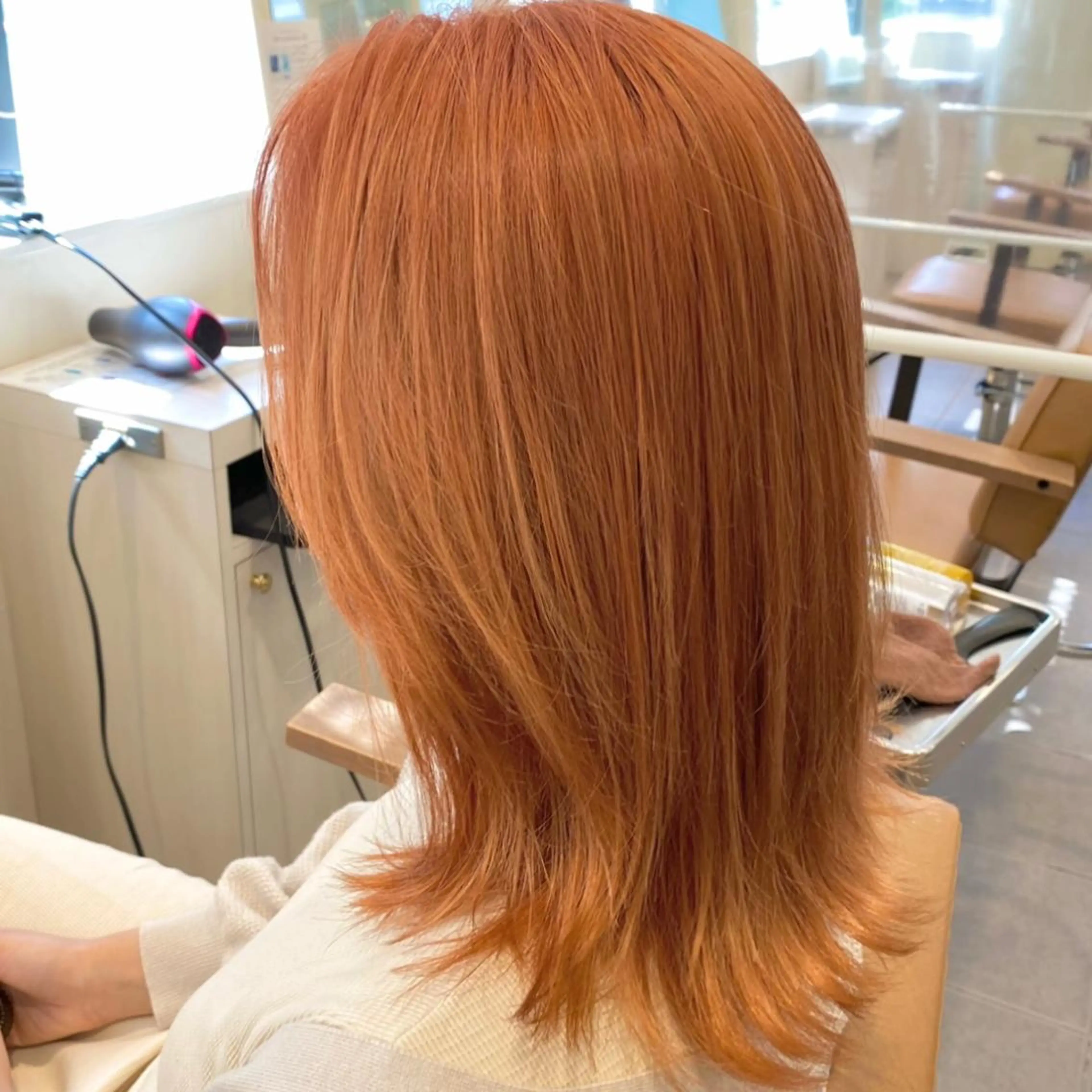 セミロング カラー ブリーチ ハイトーンカラー オレンジ ウルフカット ✨BASSA 【高田馬場】✨のヘアスタイル