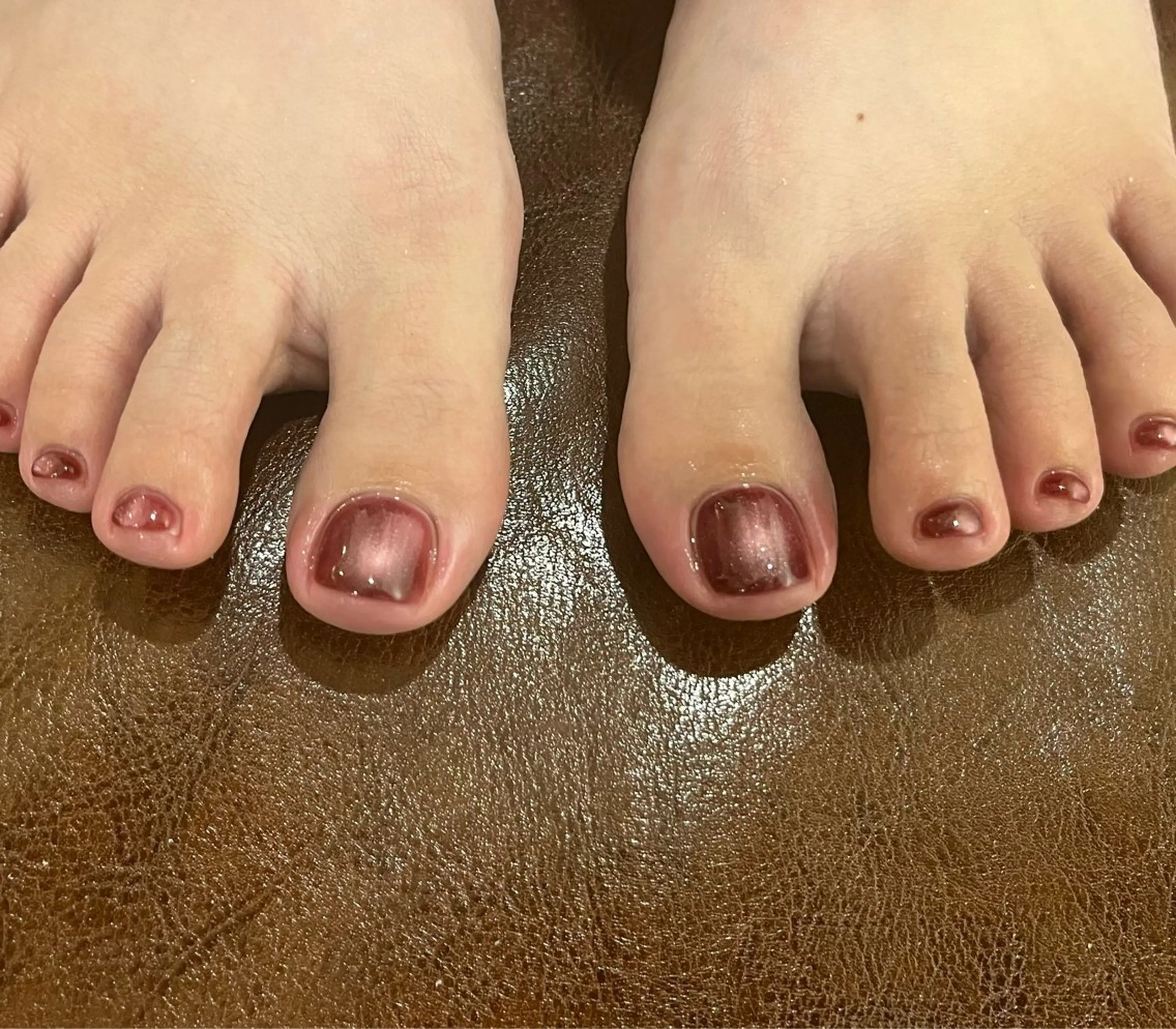 ネイル フットネイル 赤色 フットネイル AT.1011(アトリエテンイレブン)所属・AT.1011 (ハルカ)のネイルデザイン