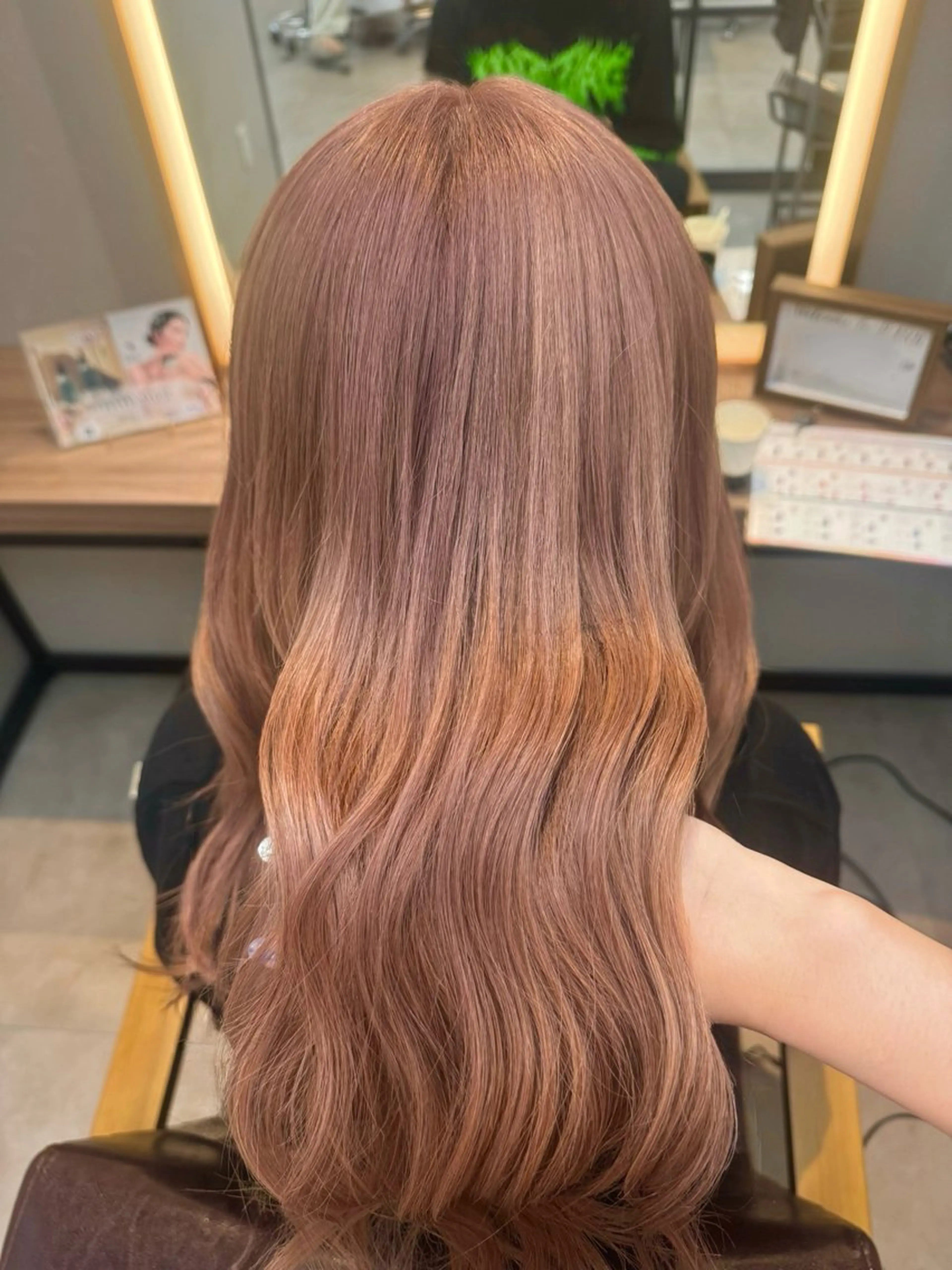 ミディアム カラー ベージュカラー ブリーチ ピンクカラー ピンクベージュ ヘアカラー 🐣Kokoro🌸 美髪/顔周りレイヤーのヘアスタイル