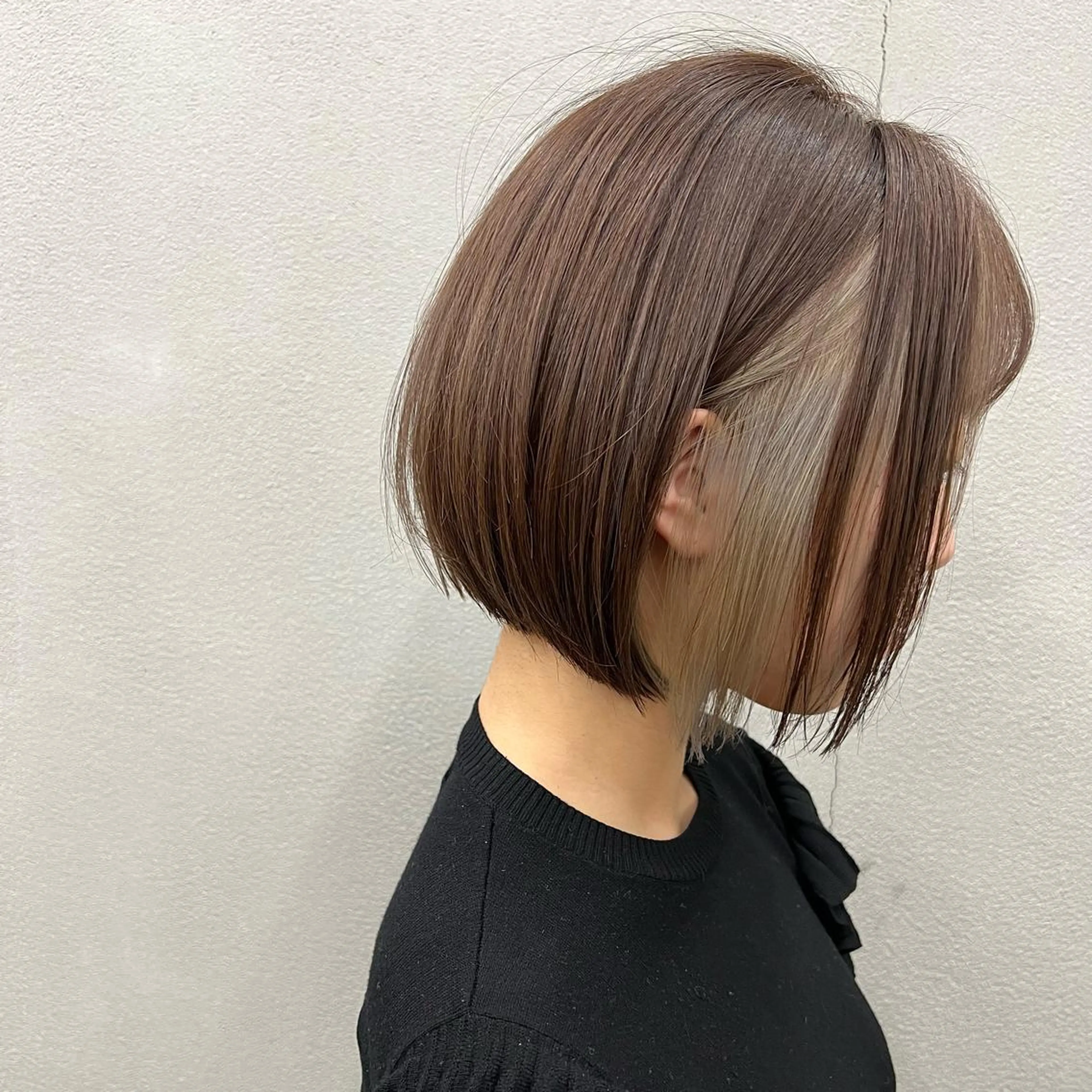ショート カラー 前下がりボブ アッシュ インナーカラー シルバー シルバーアッシュ カット ヘアカラー トリートメント お顔まわりカット🌱 emo.村松泉綺のヘアスタイル