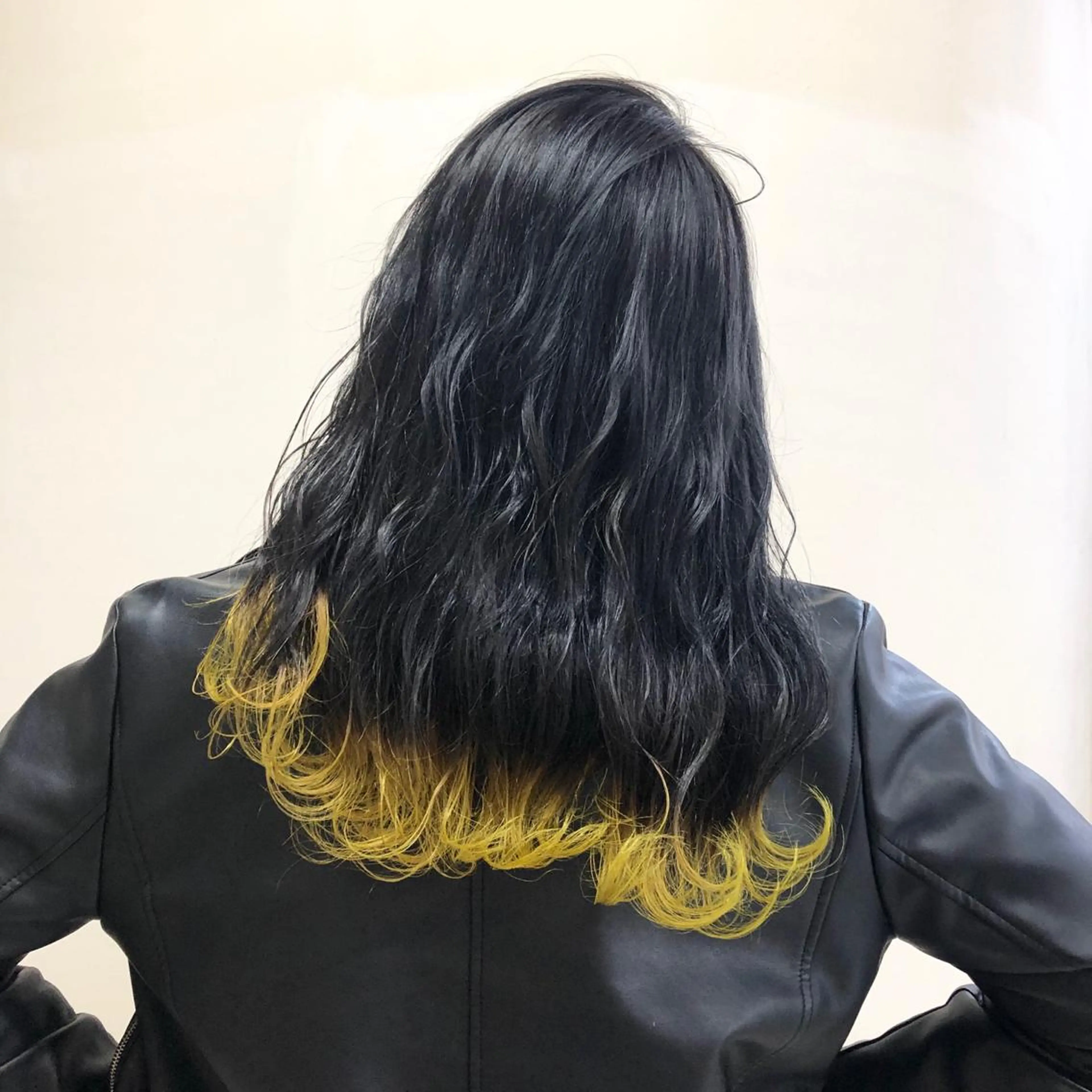 ロング イエローカラー カット ヘアカラー トリートメント vivre libre所属・vivre libreのヘアスタイル