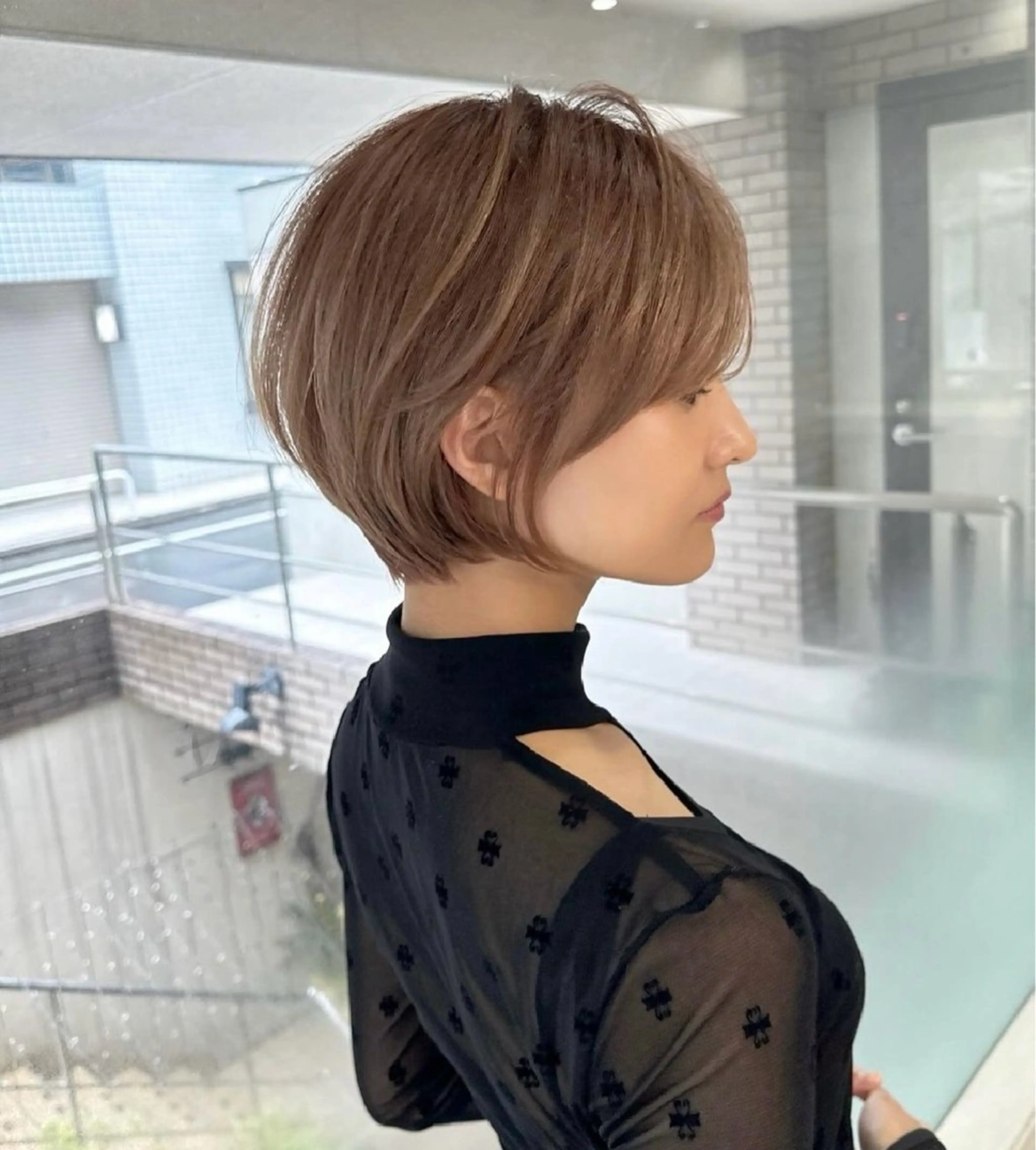 大人美人ショート×白髪ぼかしブリーチなしダブルカラー×ハイケアトリートメントの写真
