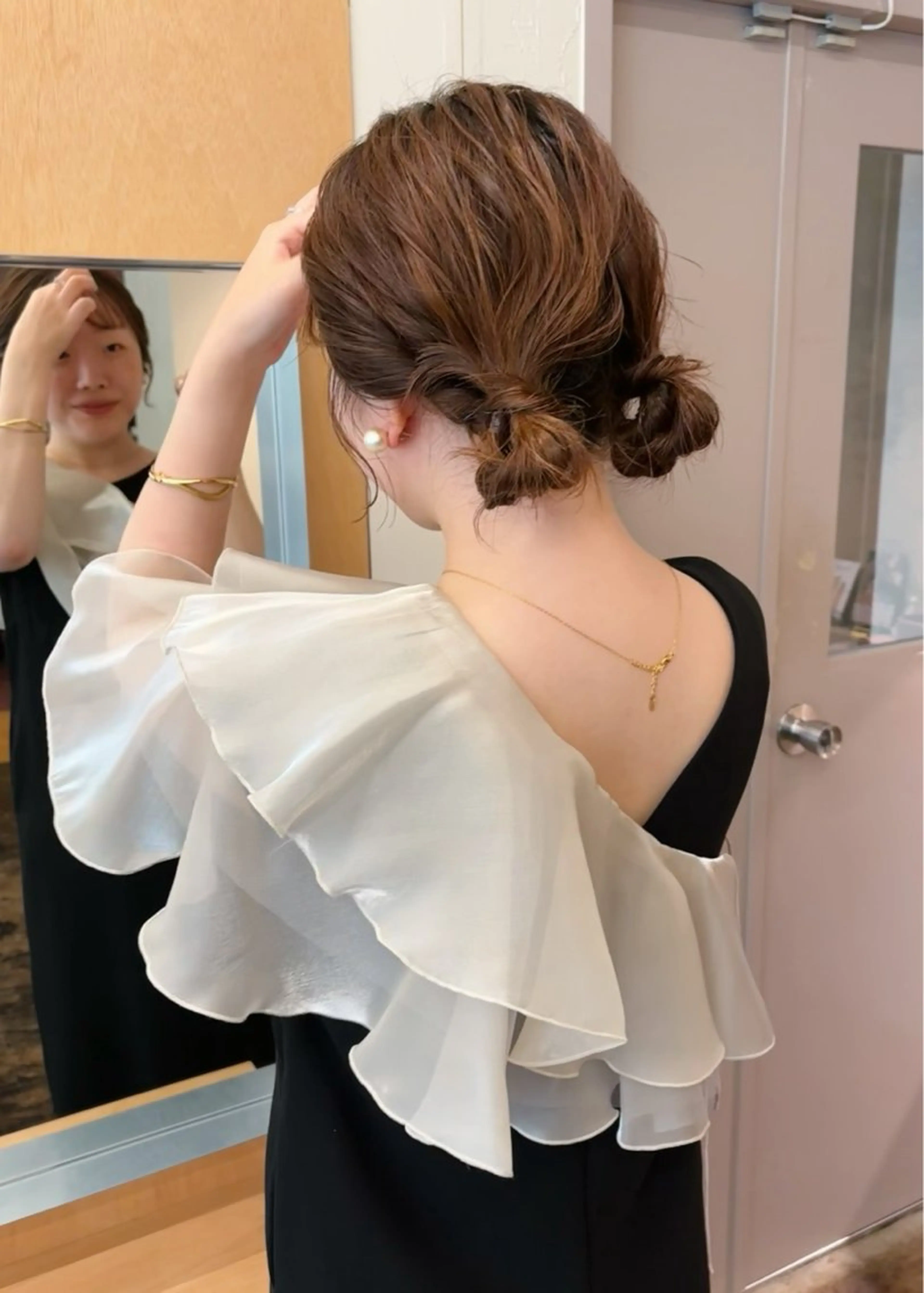 ミディアム カラー ヘアアレンジ お団子ヘア 西山 紗耶香🪽 透明感カラー/ボブのヘアスタイル