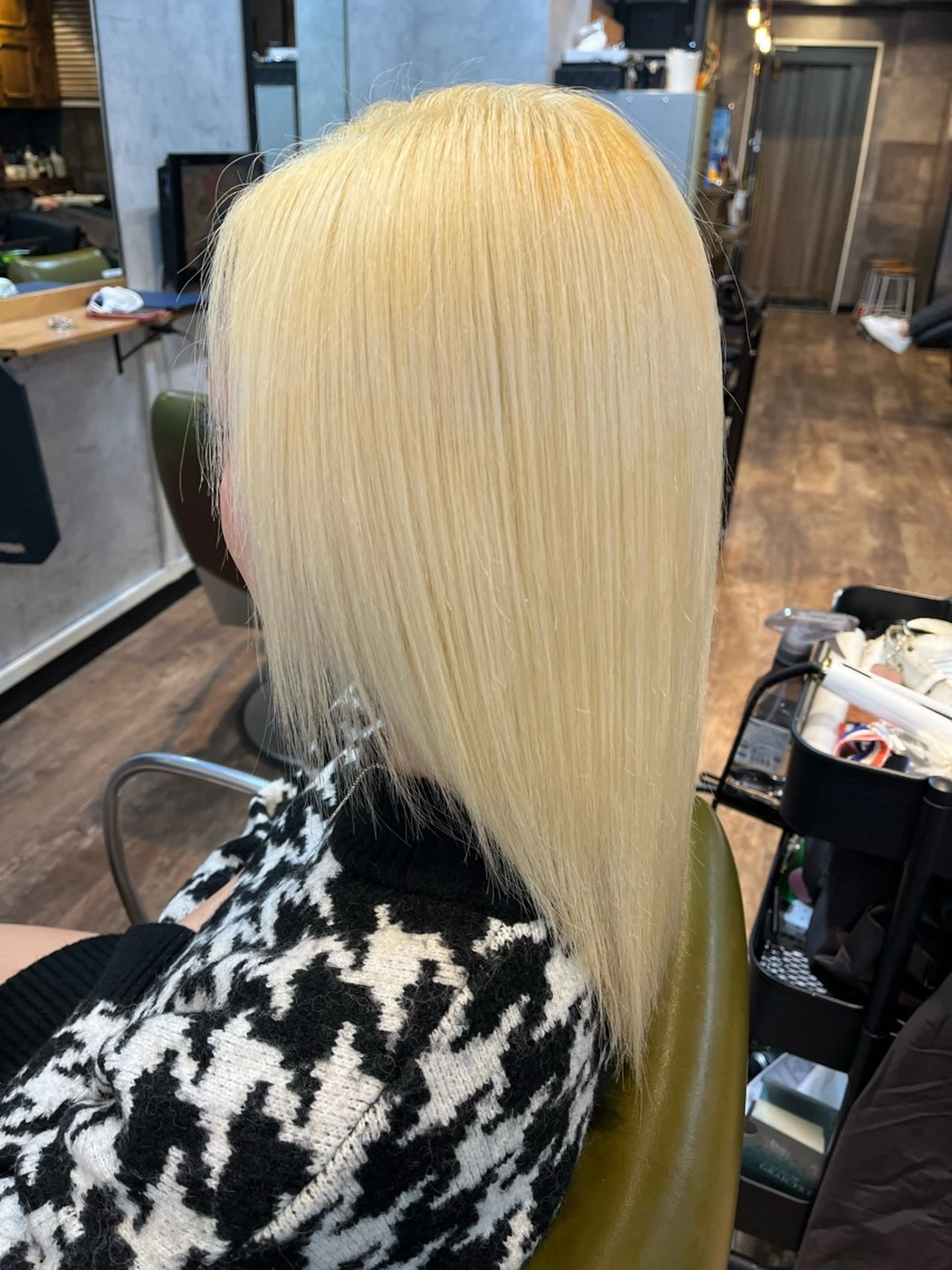 ミディアム カラー ブリーチ 抜きっぱなしブロンド ヘアカラー トリートメント 松井 敬太郎のヘアスタイル