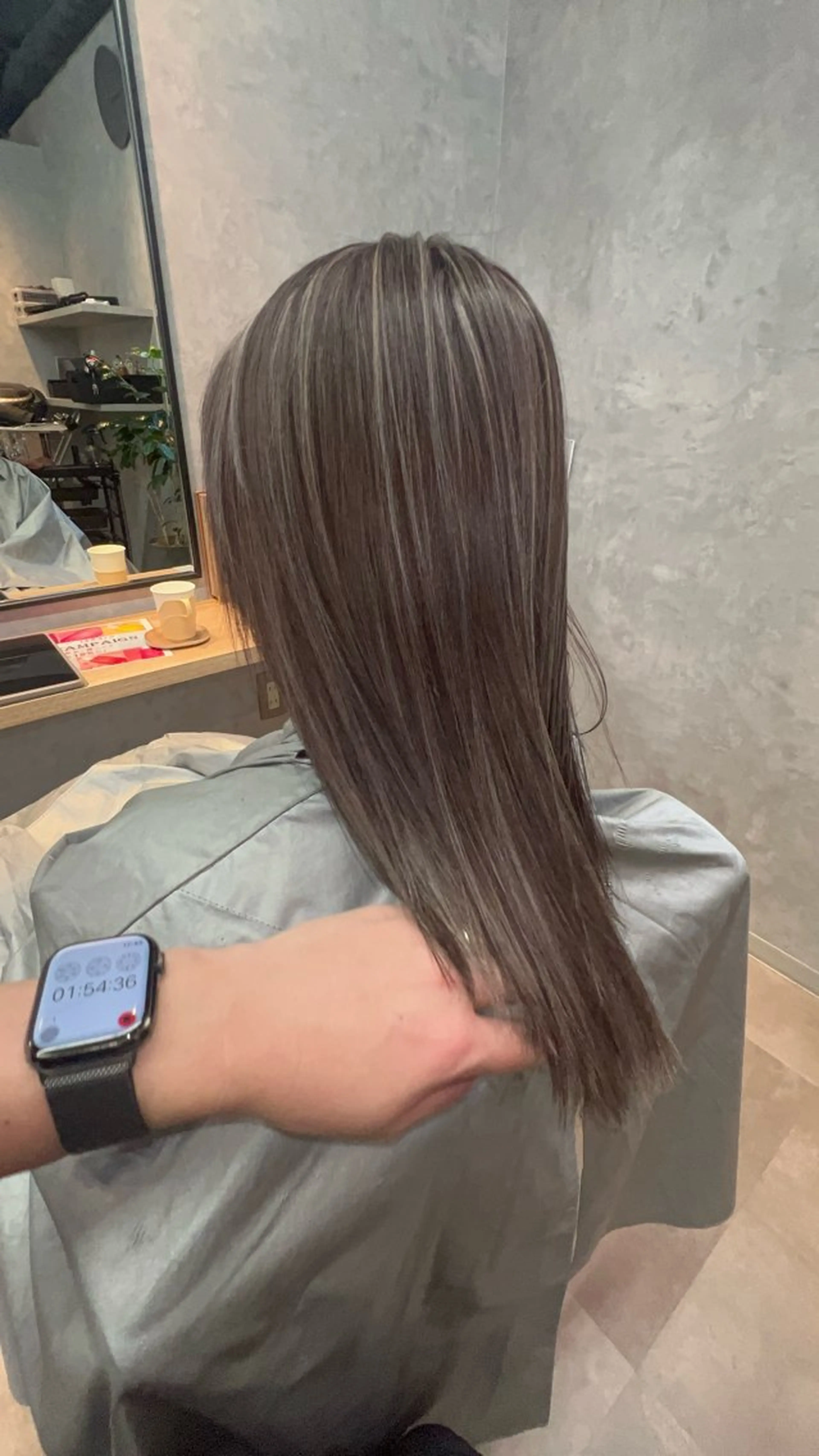 セミロング ヘアカラー 👓moto トップカラーリストのヘアスタイル