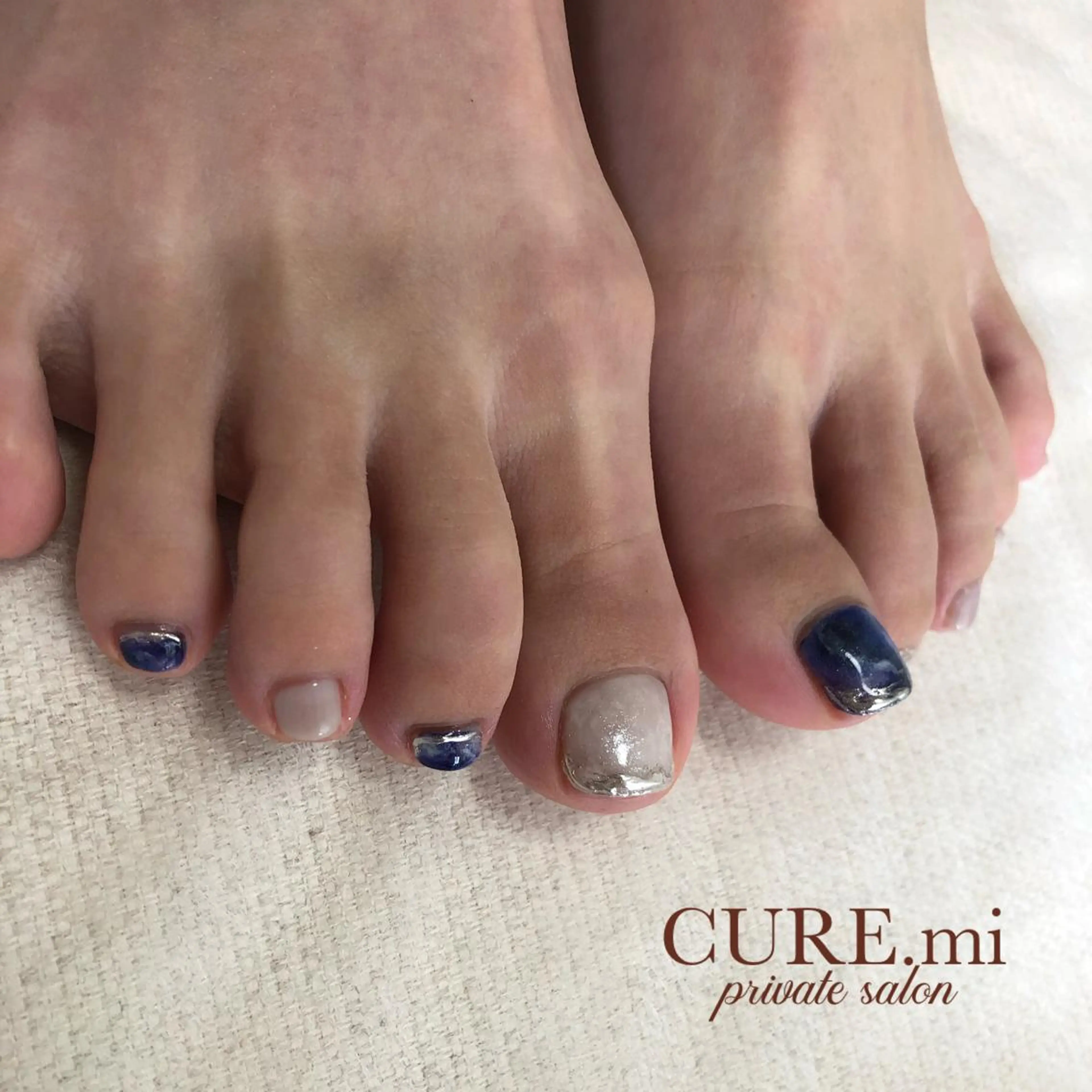 ネイル フットネイル 大理石ネイル(マーブル) ネイビー ニュアンスネイル ホワイト フットネイル 伊藤 美香のその他イメージ