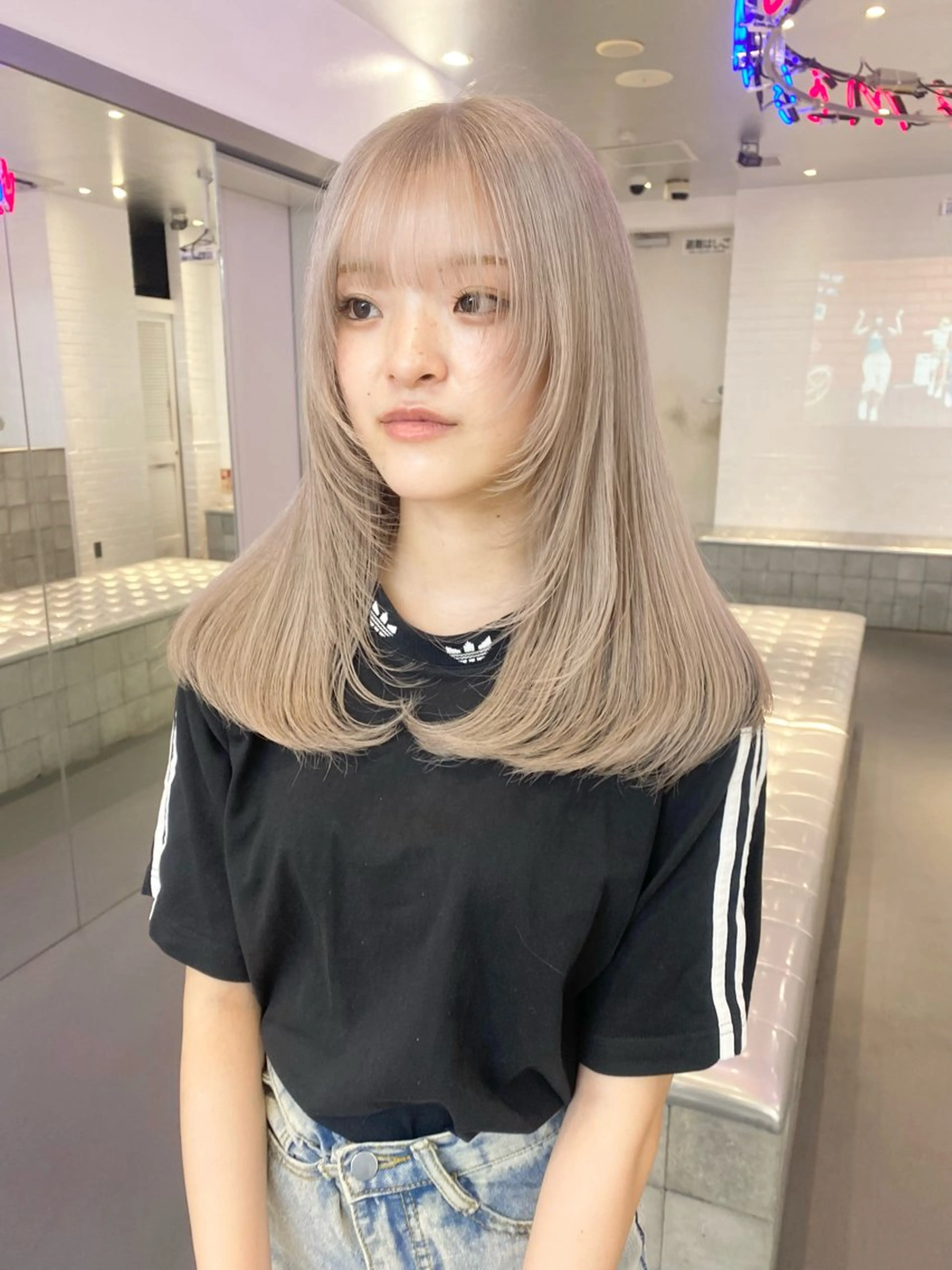 ロング カラー ヘアアレンジ ベージュカラー ブロンド シルバー シルバーベージュ ホワイトベージュ ヘアカラー トリートメント 🎨ハイトーン/ 切りっぱなし みつきのヘアスタイル