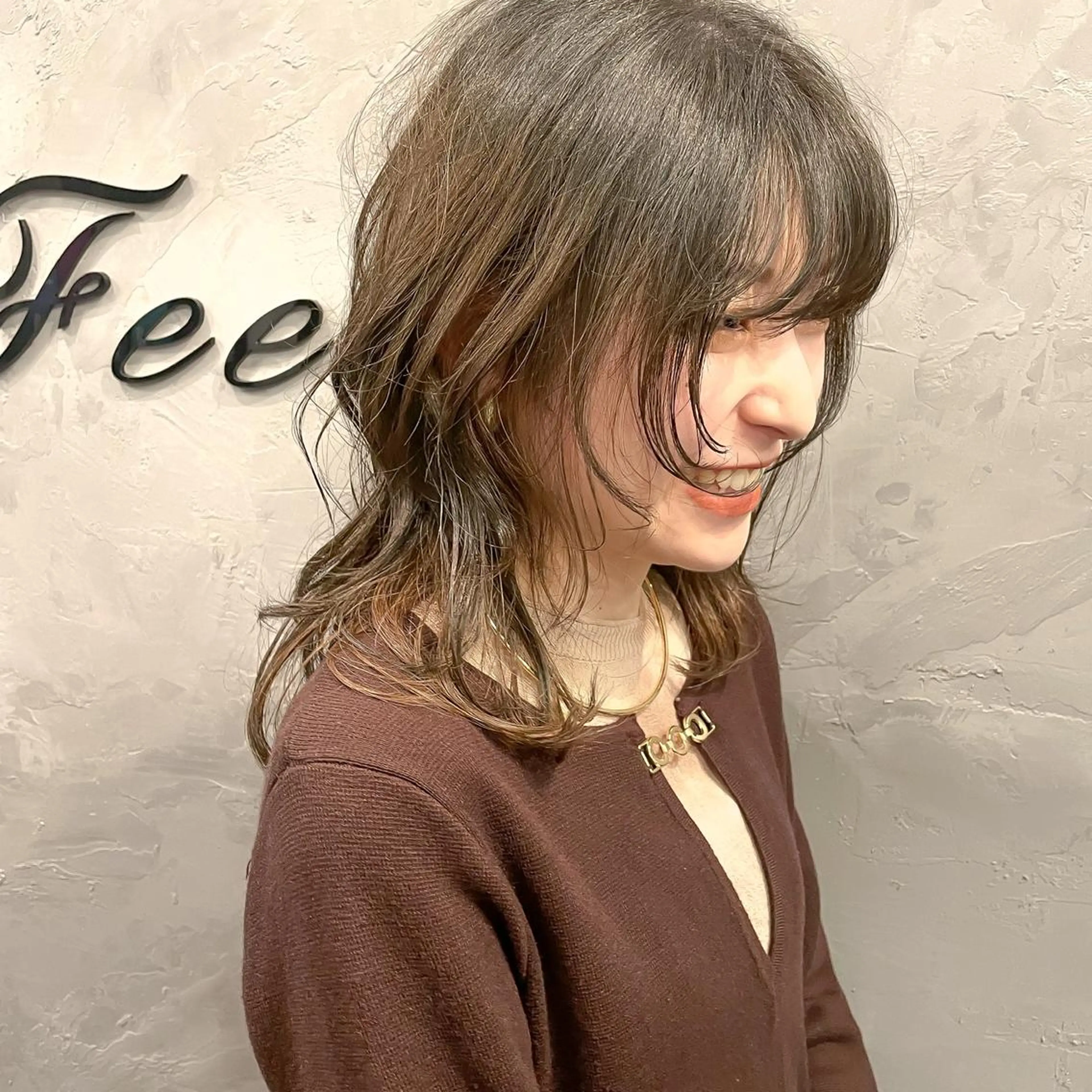 ミディアム カラー ヘアアレンジ ベージュカラー インナーカラー ウルフカット 飯塚 沙衣のヘアスタイル