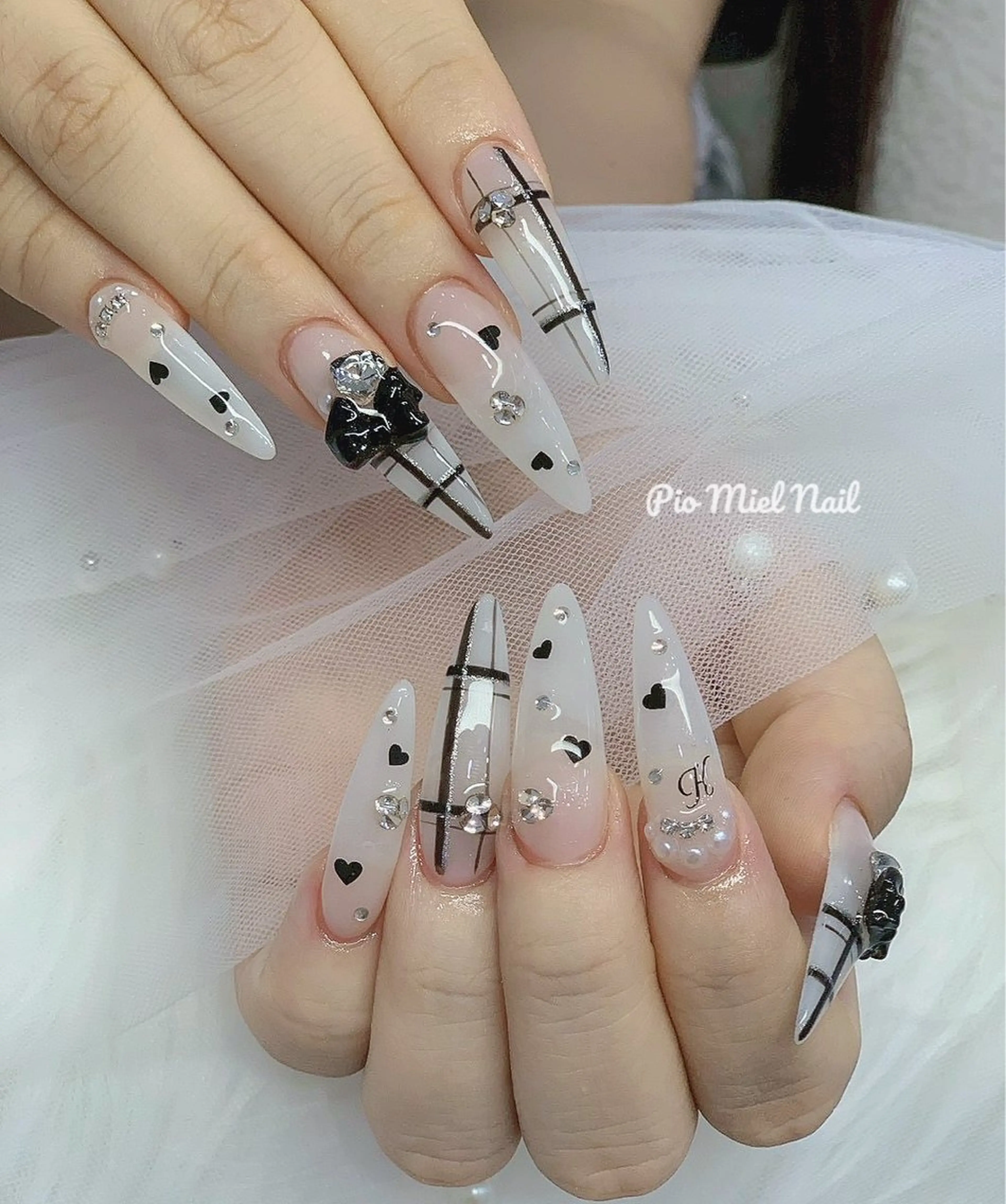 セミロング ハンドネイル Pio Mielのネイルデザイン