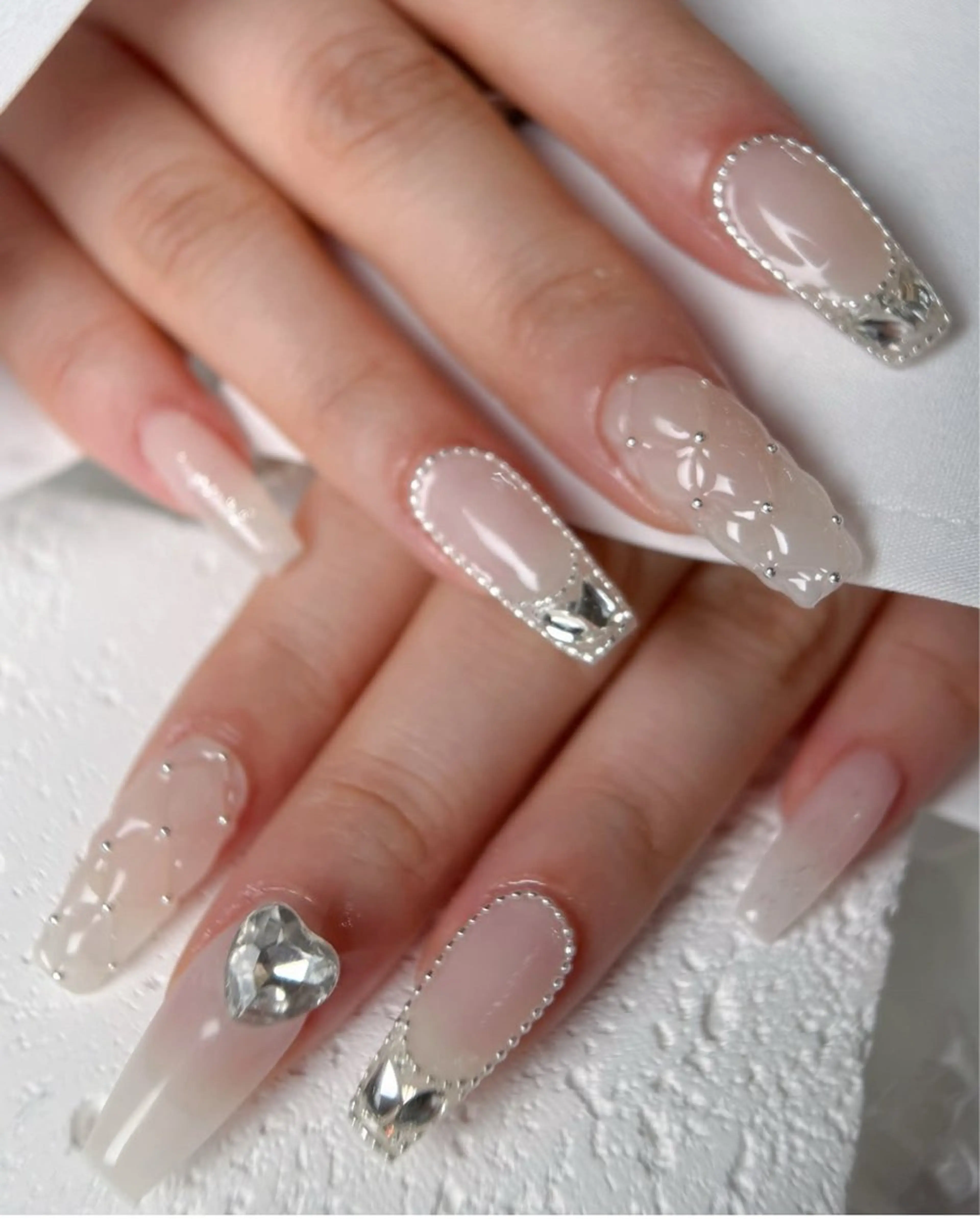 ネイル アニマル柄 オーロラネイル チークネイル フラッシュネイル ジェルネイル ハンドネイル Lina所属・Hina 池袋 長だしチップ専門店のネイルデザイン