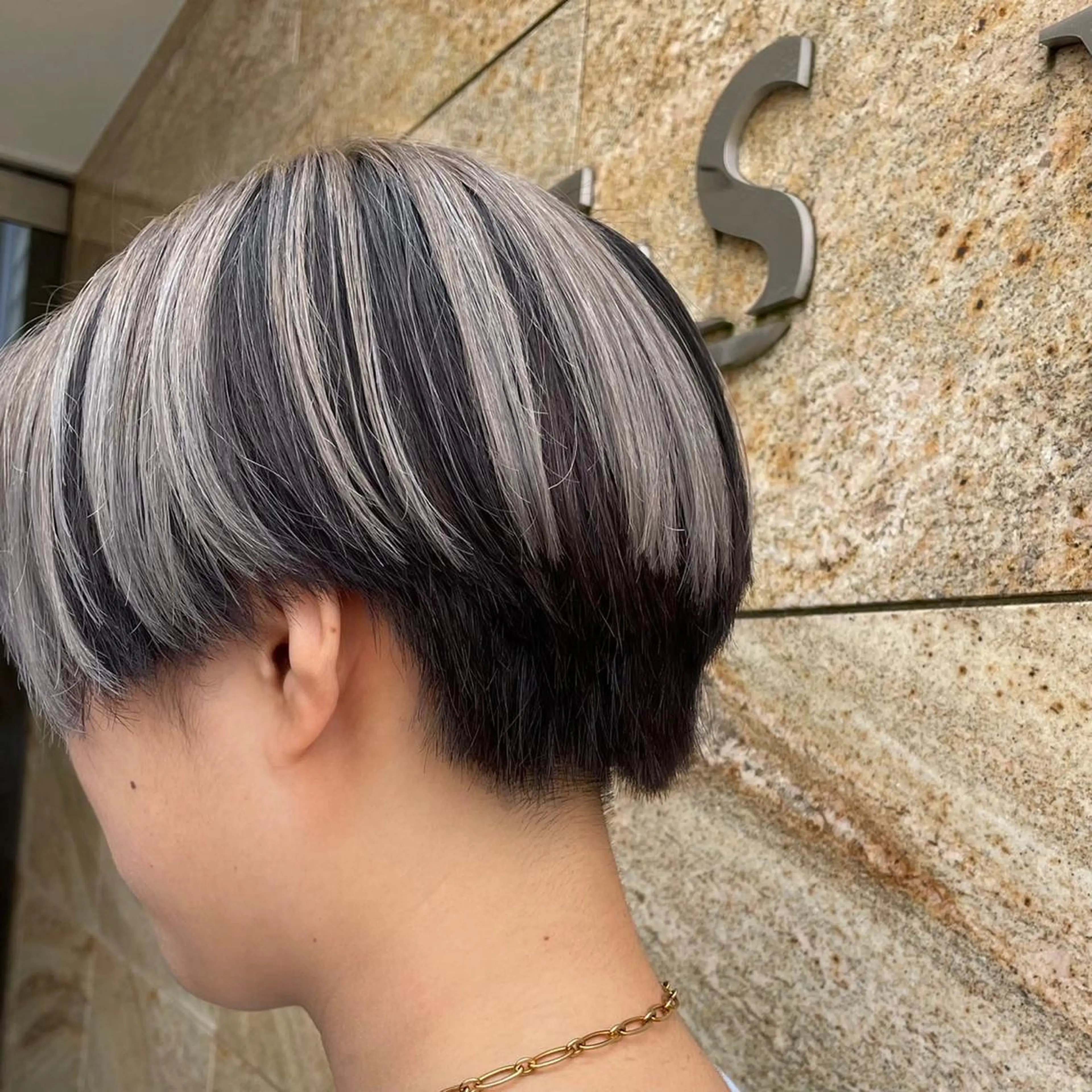 カラー シルバー ホワイトシルバー さとう あやかのヘアスタイル