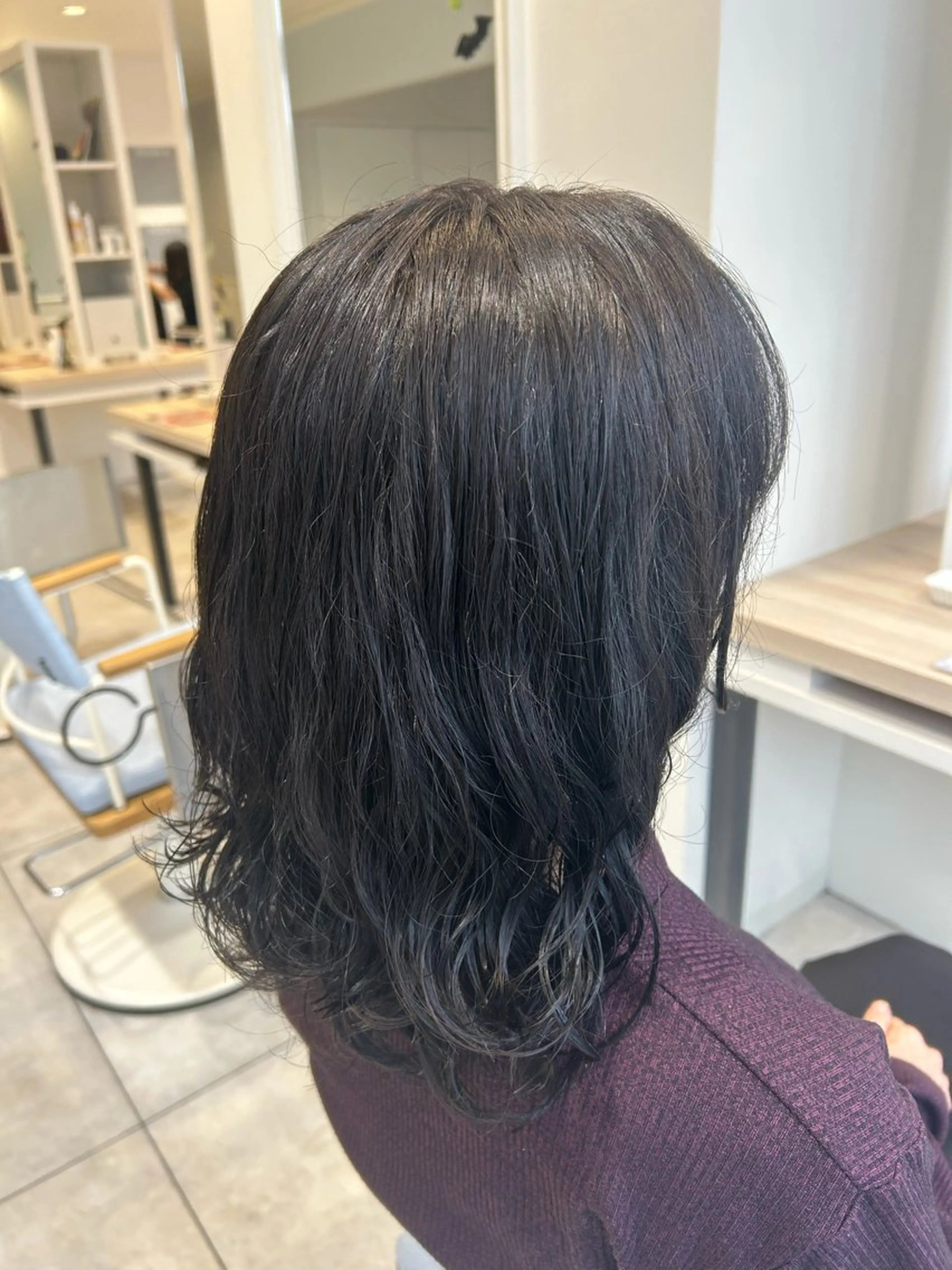 ミディアム カラー 黒髪 ブルーカラー ブルーブラック ボブ/透明感カラー/ パーマ/春花 美咲のヘアスタイル