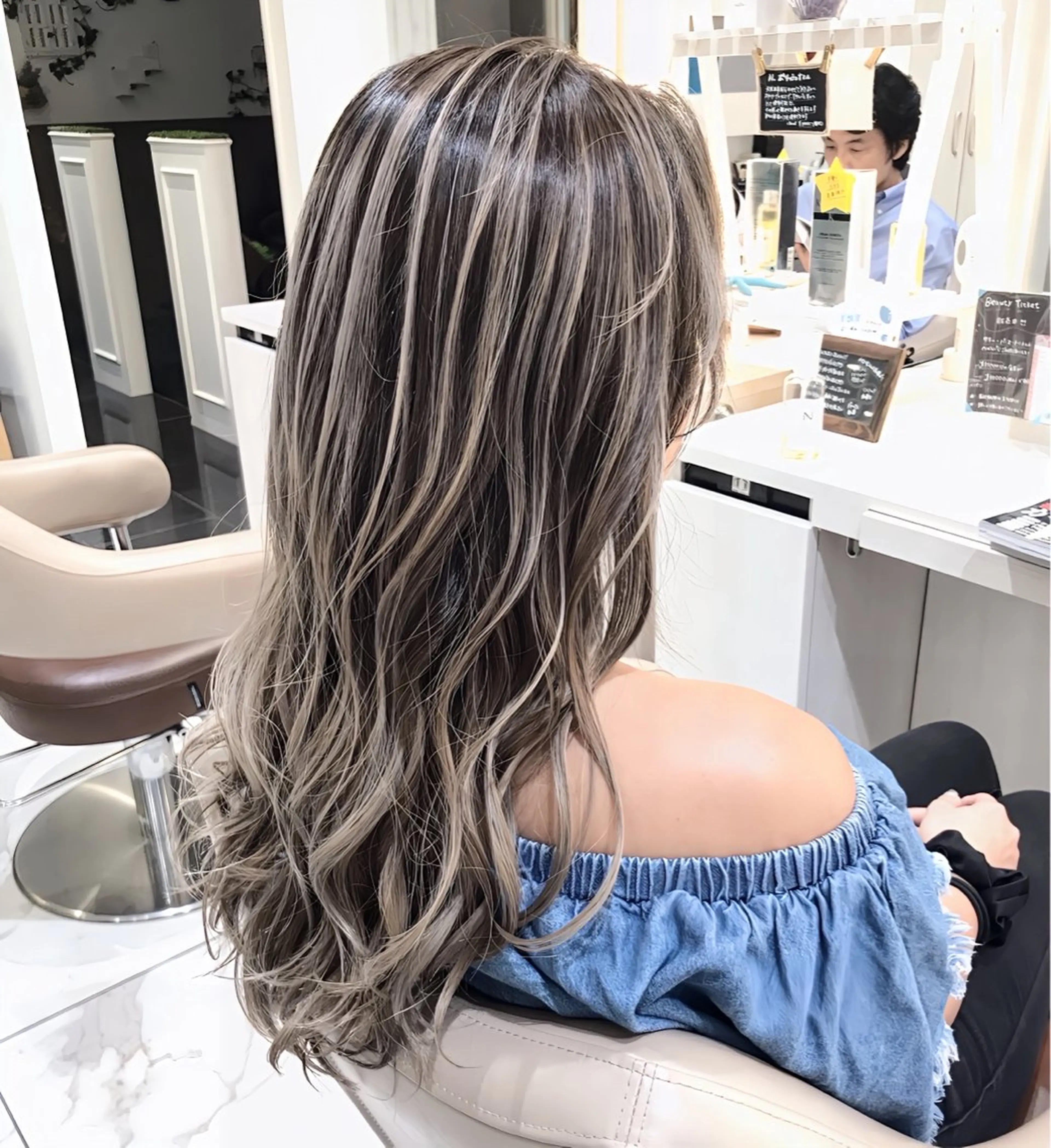 ロング カラー バレイヤージュ ベージュカラー グレージュ ハイライトカラー ミルクティーベージュ ヘアカラー トリートメント 澤田 隆誠のヘアスタイル