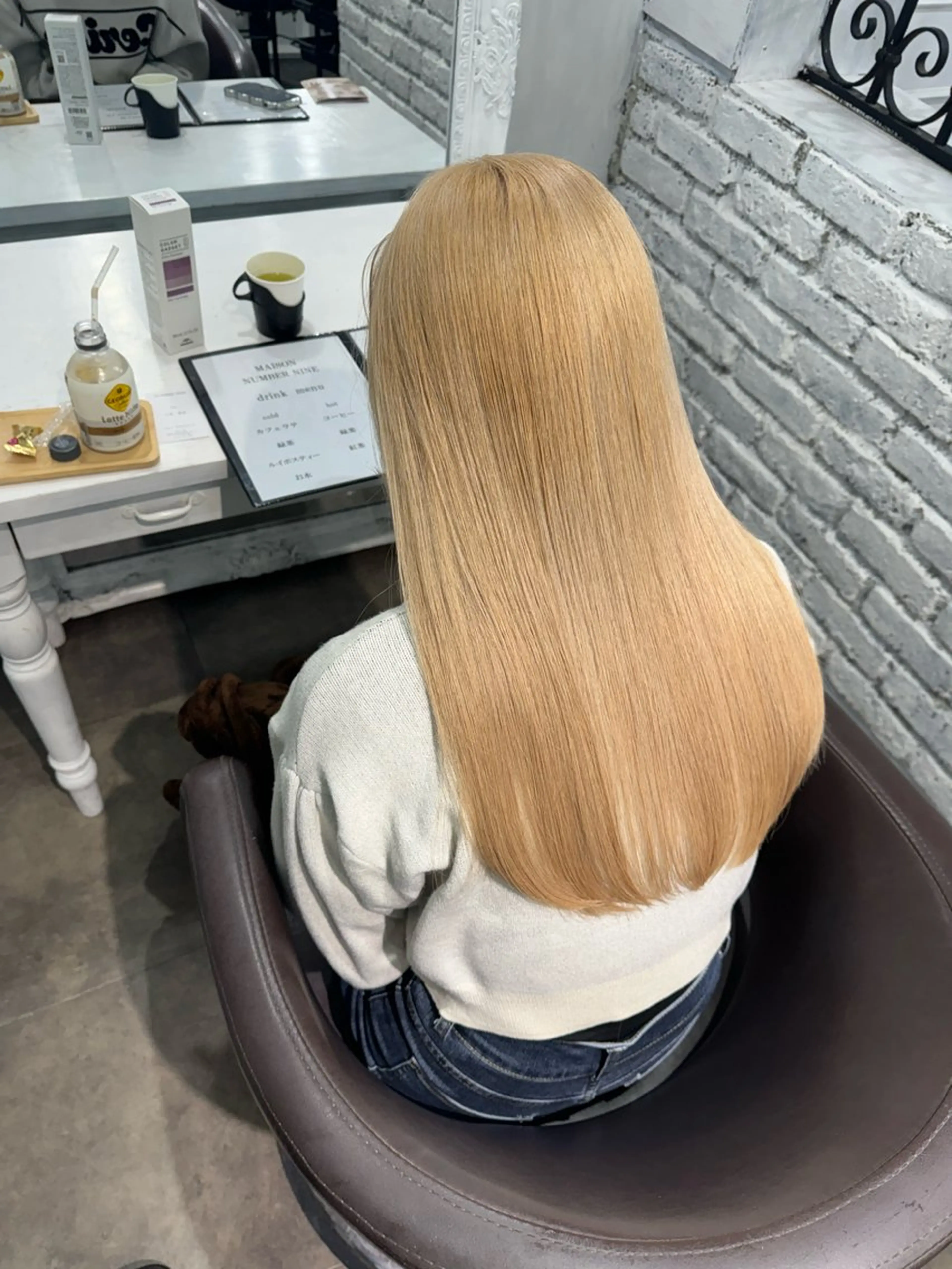 ロング カラー バレイヤージュ ミストバング ベージュカラー ブリーチ 抜きっぱなしブロンド ヘアカラー トリートメント SALOWIN札幌大通り所属・札幌ハイトーン/ ブリーチカラー/ドイのヘアスタイル