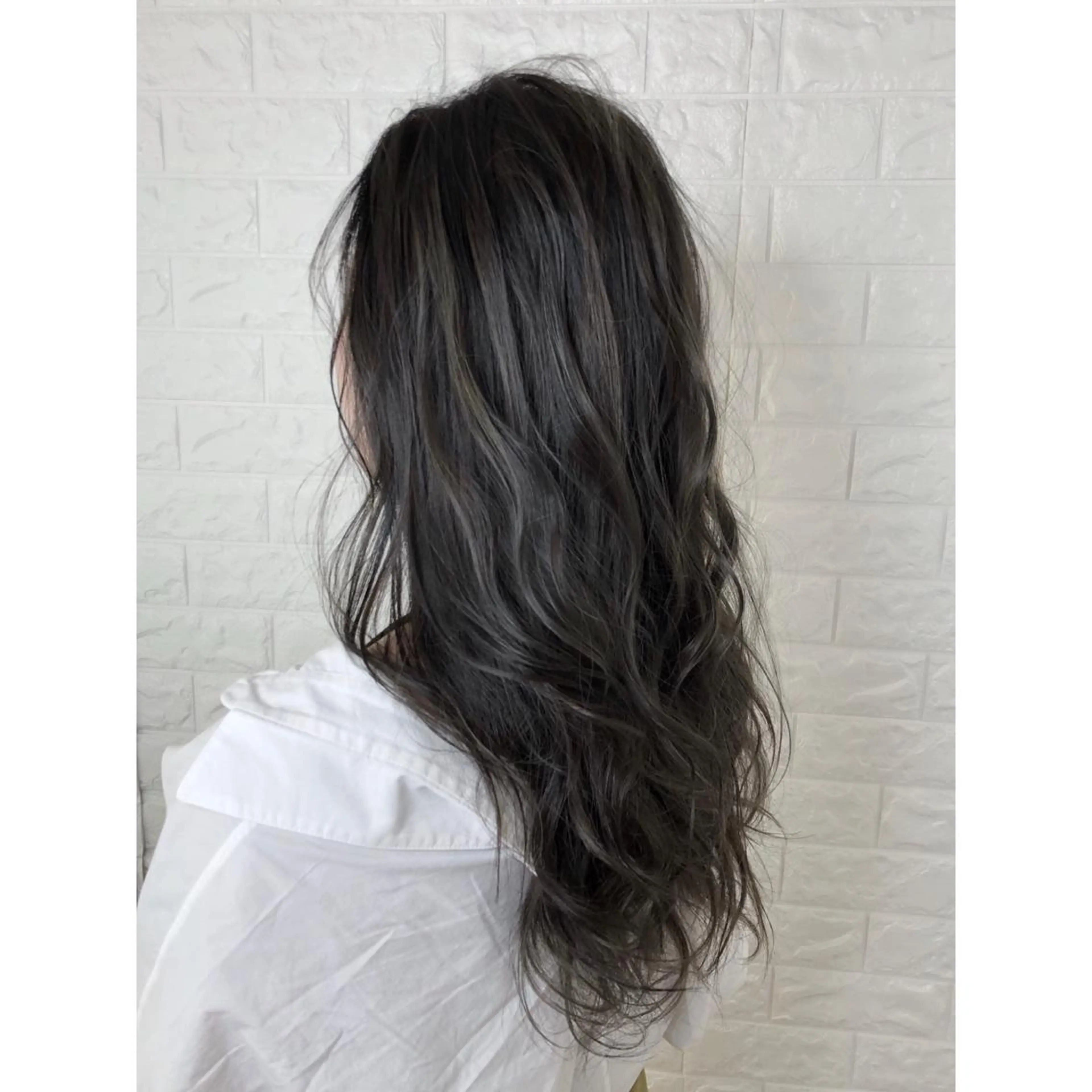セミロング カラー ブリーチ ダークグレー ダークグレージュ グレージュ ハイライトカラー KIZU 髪質改善 オカルト怪談のヘアスタイル