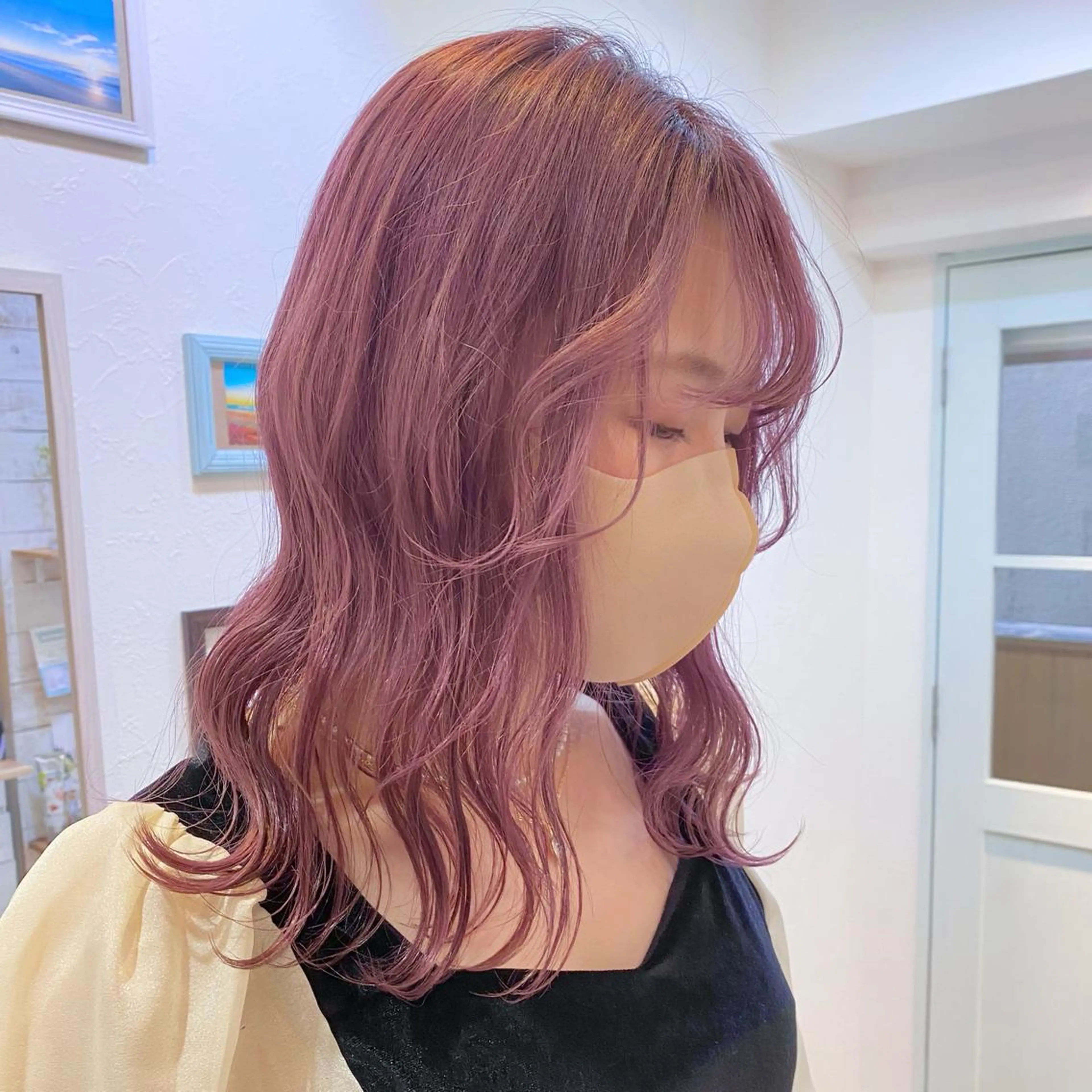 セミロング カラー ブリーチ ピンクカラー ホワイトピンク ブリーチなしカラー レイヤーカットのヘアスタイル
