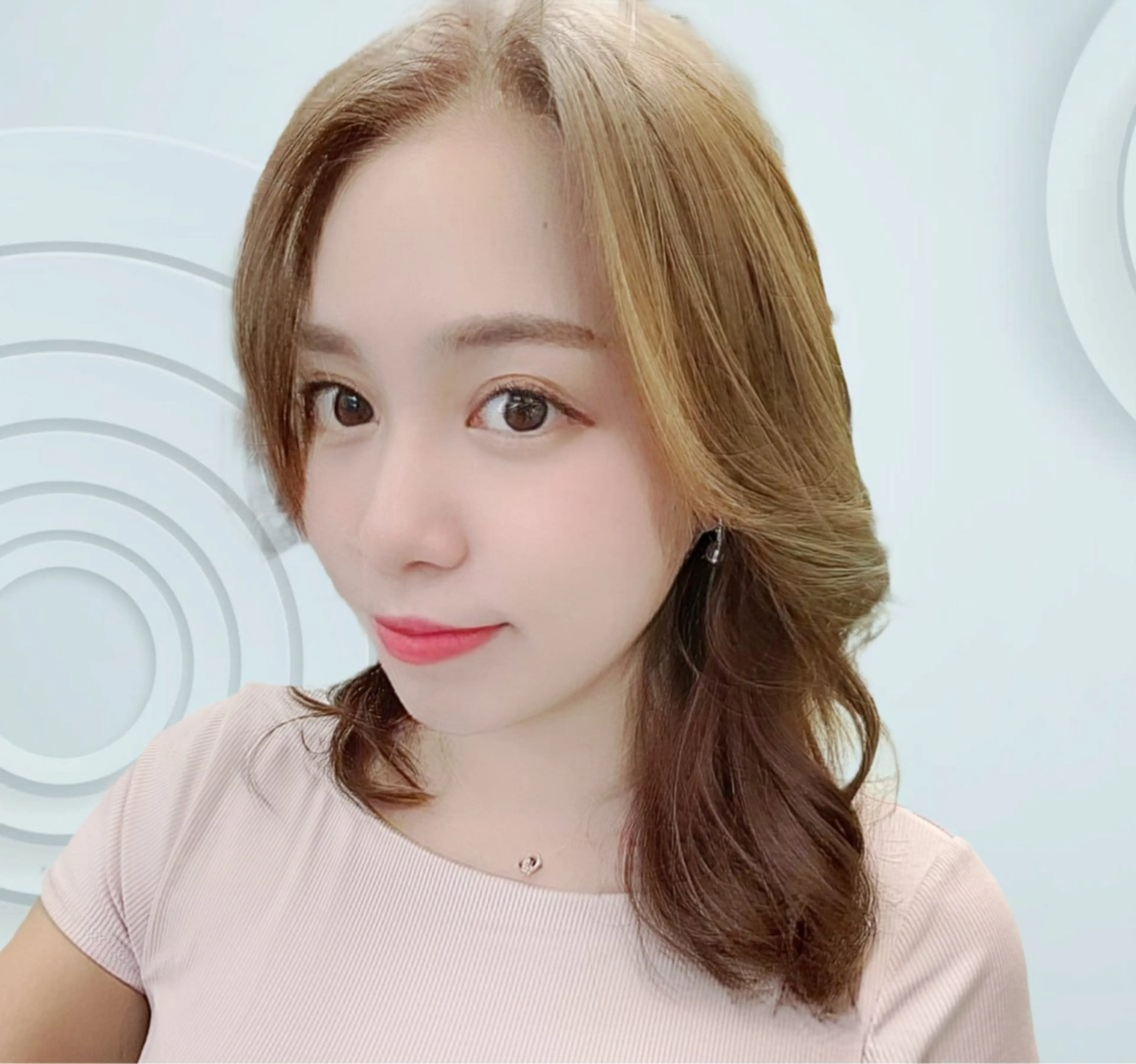 ミディアム カラー ヘアアレンジ ベージュカラー レイヤーカット au美容室所属・au美容室 ヘアセット　カットのヘアスタイル