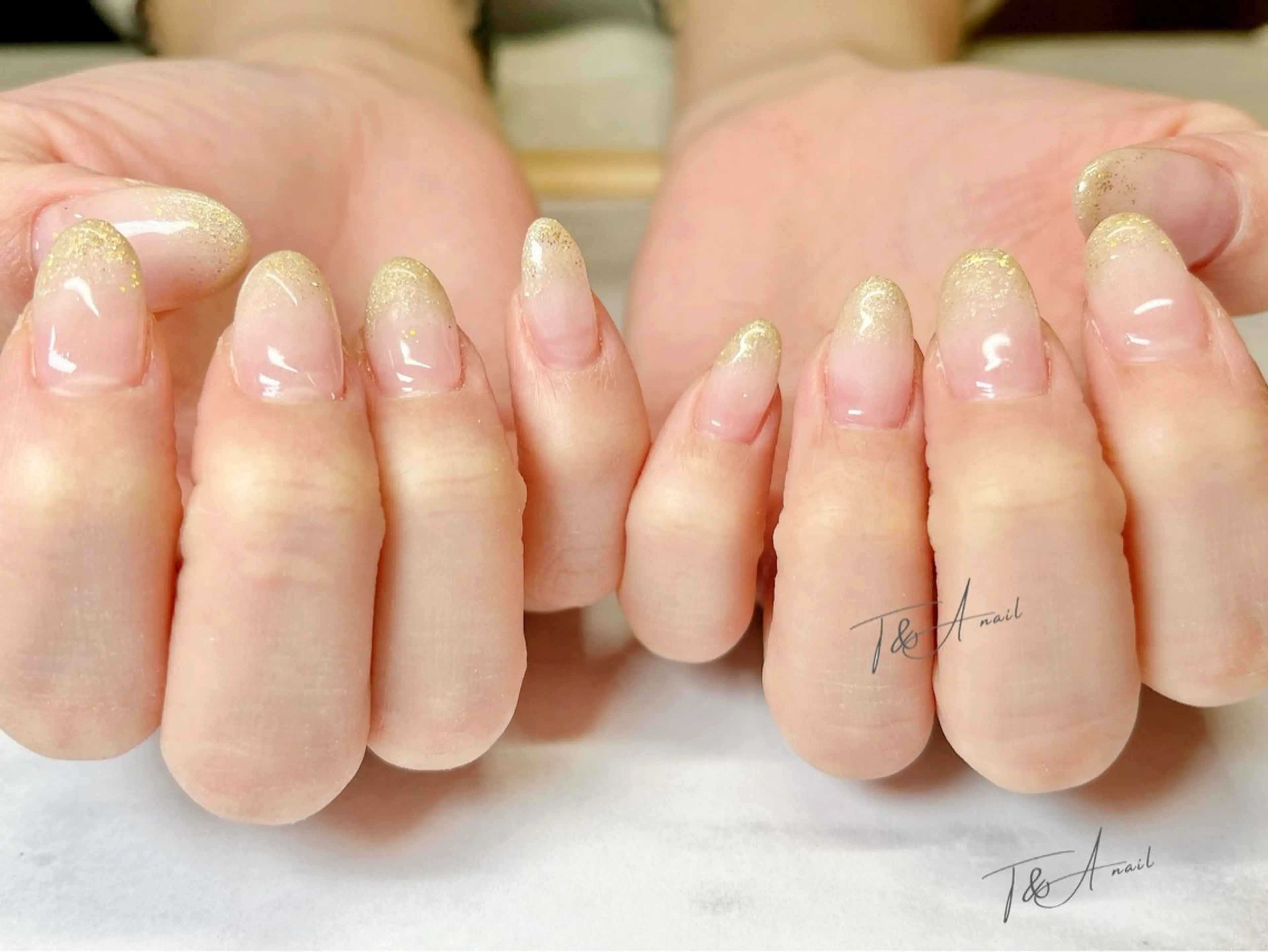 ネイル 長さ出し ジェルネイル ゴールド グラデーション ラメ(グリッター) ハンドネイル T&A nailのネイルデザイン