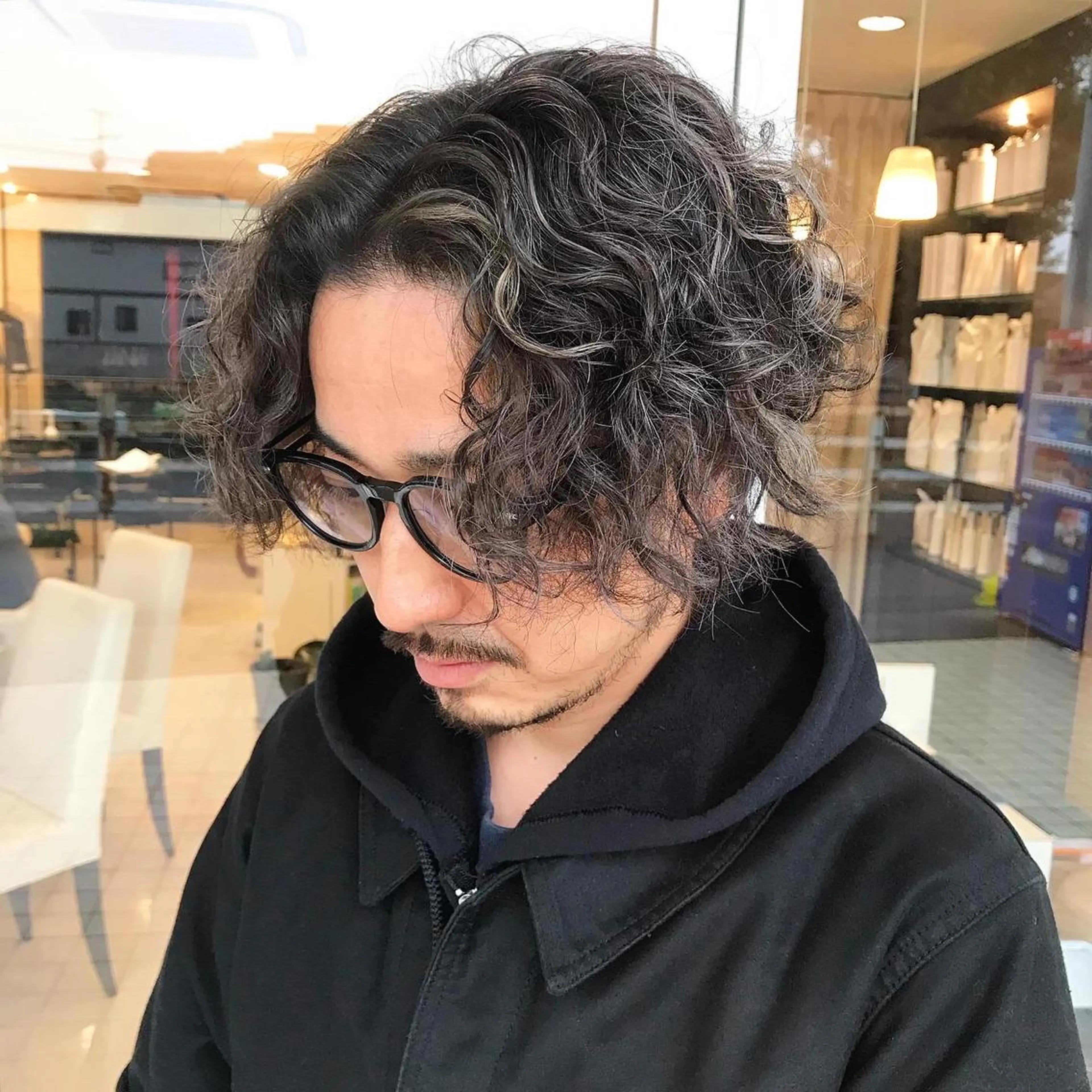 ミディアム メンズ ミディアムパーマ メンズハイライト メンズパーマ ハイライト 武田 清久のヘアスタイル