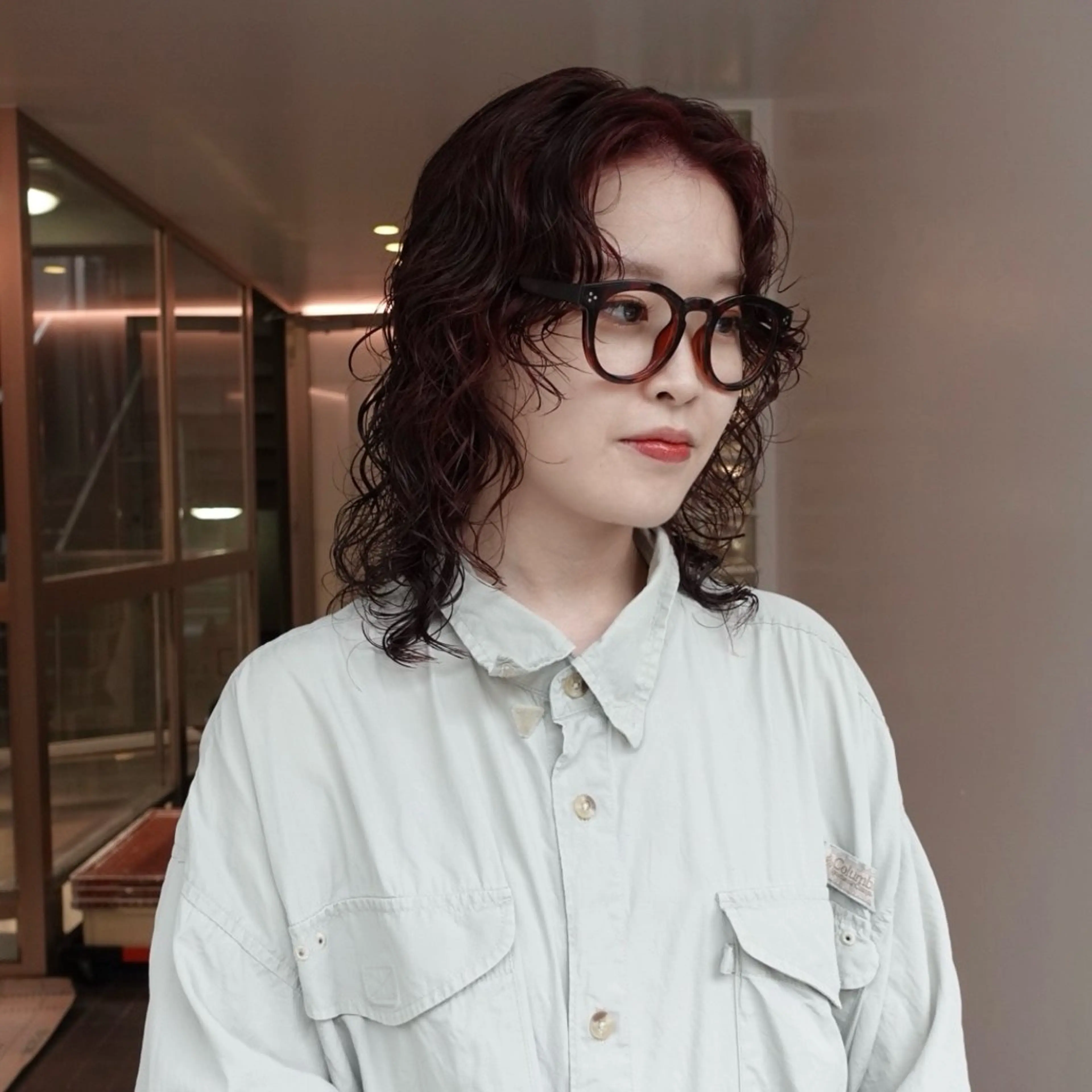 ミディアム カラー パーマ ヘアアレンジ ミディアムレイヤー ミディアムパーマ レッドカラー レイヤーカット カット ヘアカラー パーマ 🌐サトウ リョウ🌐のヘアスタイル