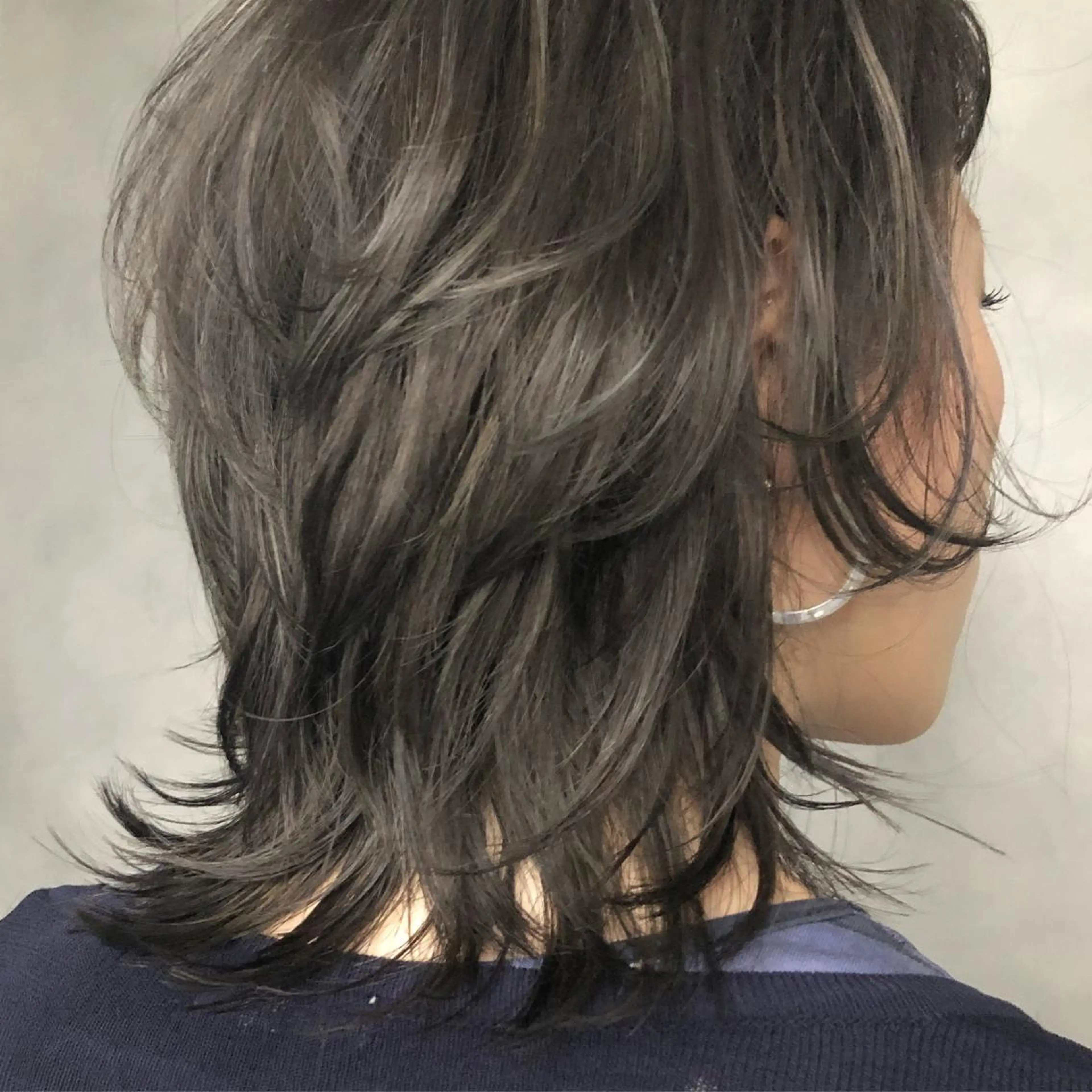 ミディアム カラー グレージュ ハイライトカラー ハイライト ウルフカット ORIKA 美容室のヘアスタイル