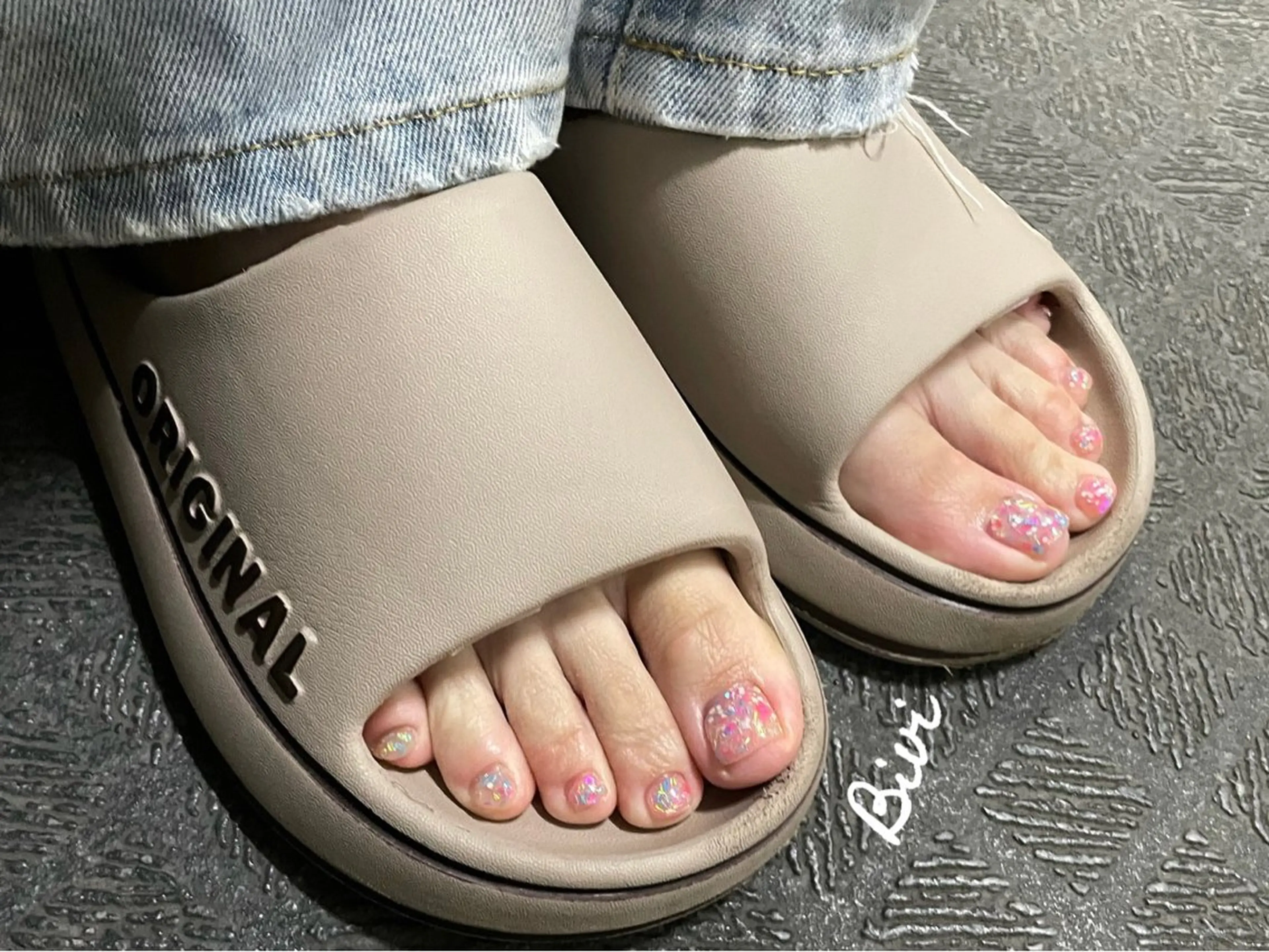 ネイル アートネイル フラッシュネイル フットネイル ラメ(グリッター) シルバー フットネイル ♡Bivi♡自爪に 優しいネイルサロンのネイルデザイン