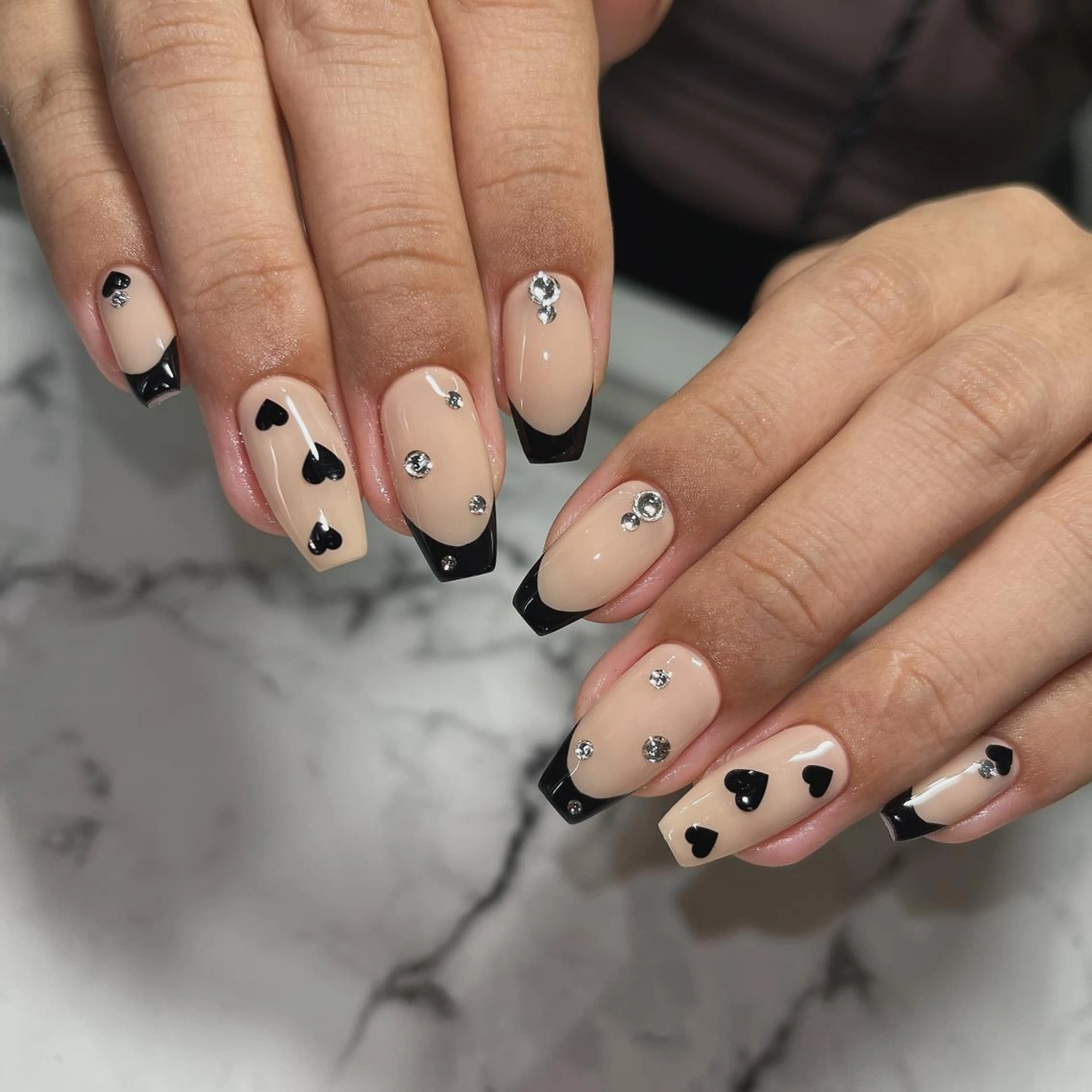 ネイル フットネイル フレンチネイル ジェルネイル ラメ(グリッター) ラメグラデーション ハンドネイル NEO Beauty Salon所属・𝐍𝐄𝐎 𝐉𝐔𝐑𝐈のネイルデザイン