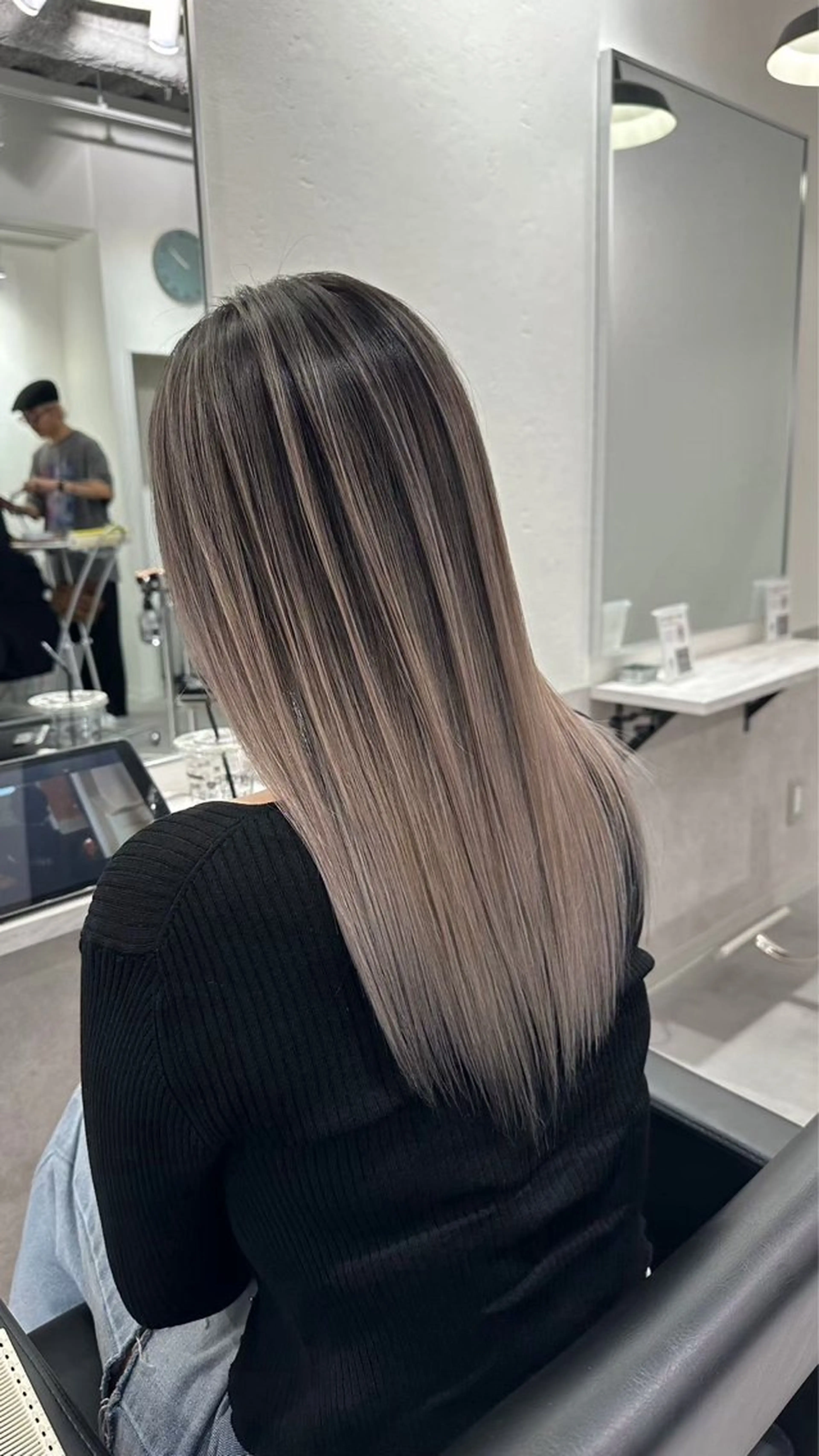 セミロング レイヤーカット ヘアカラー CIERA.南船場所属・yuna🧡/心斎橋 ハイトーン/ブリーチのヘアスタイル