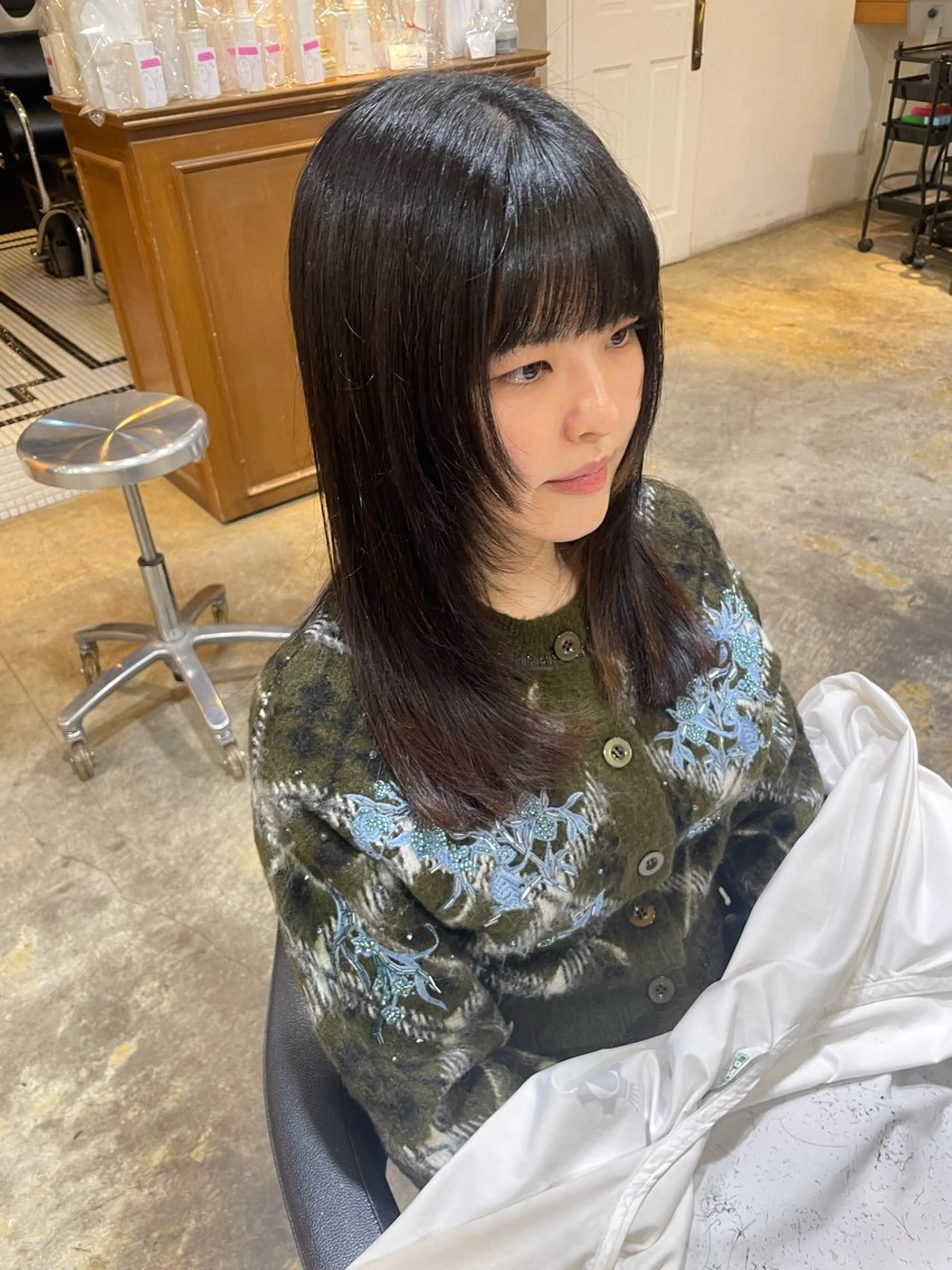 セミロング レイヤーカット カット トリートメント MIOベージュカラー 柔らかいカラーのヘアスタイル