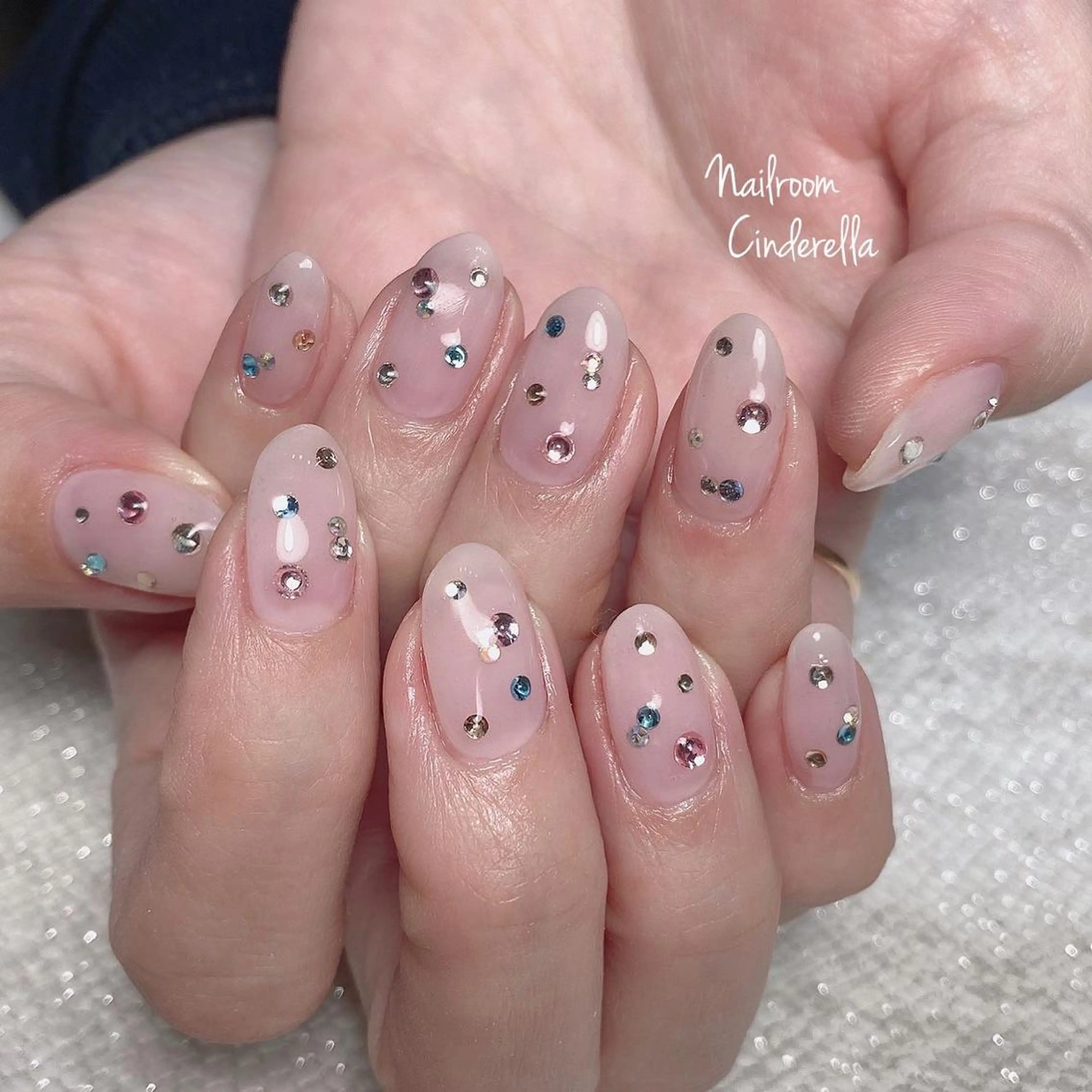 ネイル ドット ストーンネイル Nailroom. Cinderellaのネイルデザイン