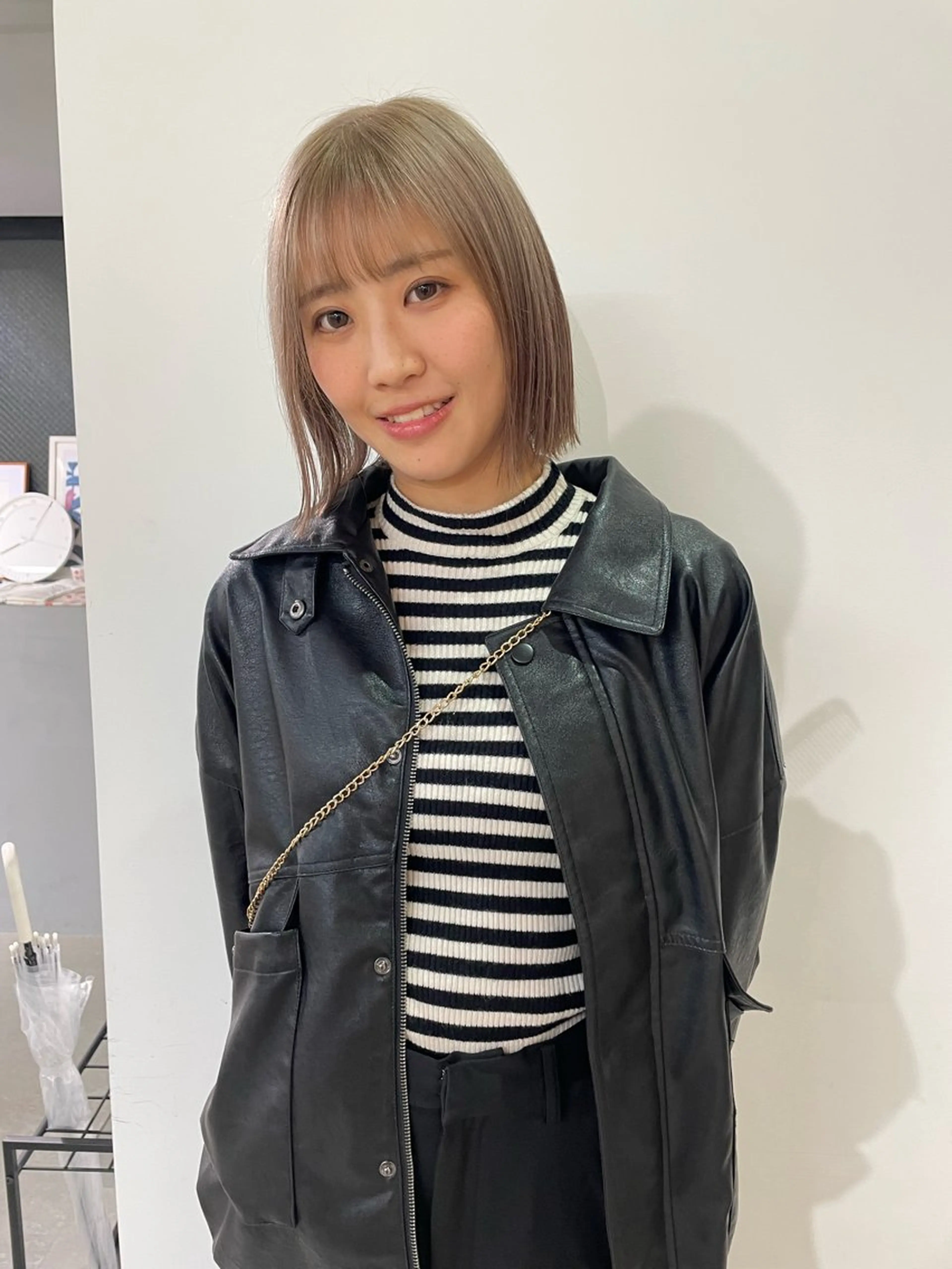 ミディアム カラー ベージュカラー ブリーチ ブロンド ケアブリーチ ダブルカラー ヘアカラー トリートメント MIU/ルーツカラー ボブ/顔周りレイヤーのヘアスタイル