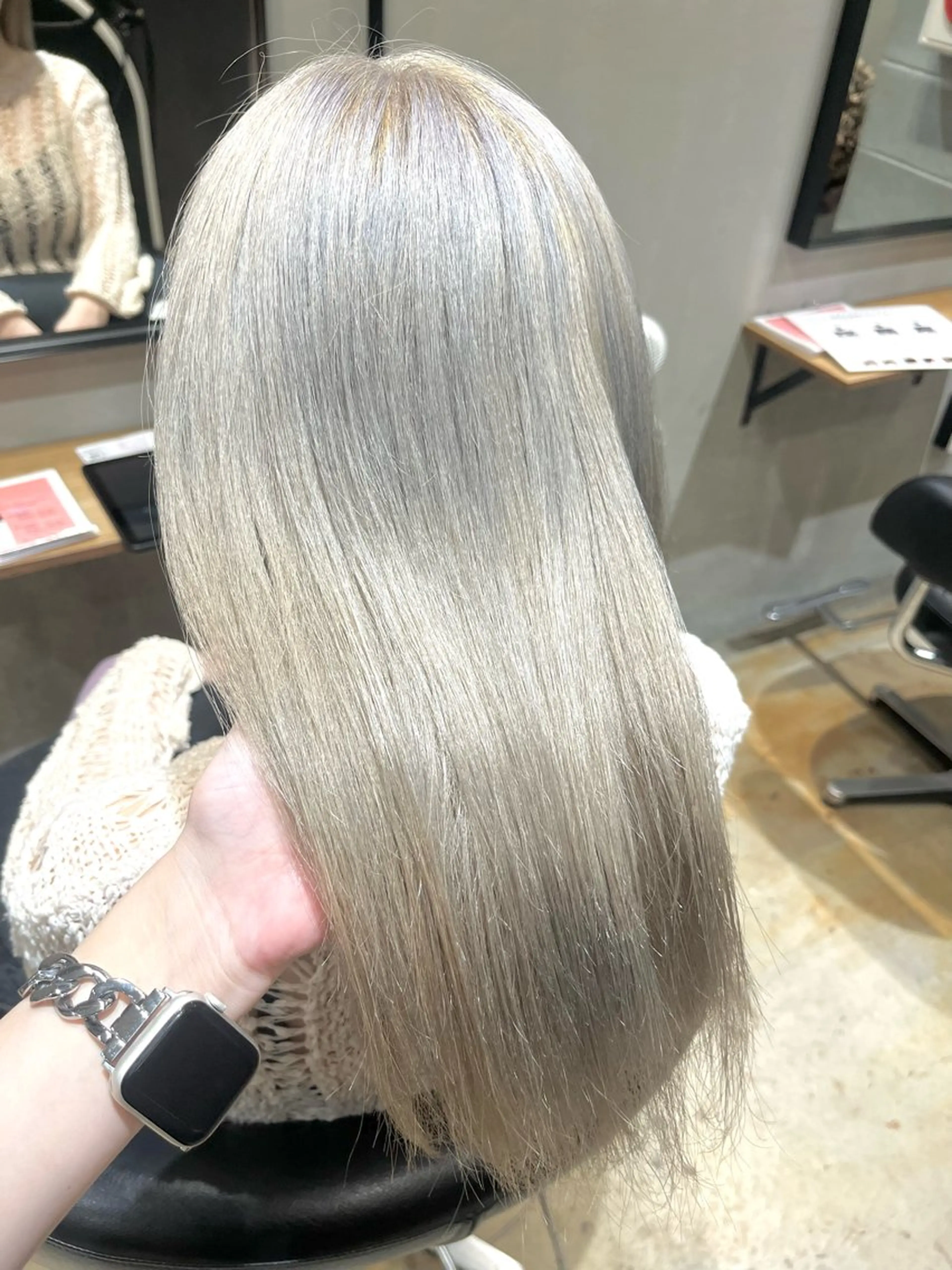 ミディアム カラー ヘアアレンジ ベージュカラー ブリーチ シルバー シルバーベージュ みわ/博多 ブリーチ/カラーのヘアスタイル